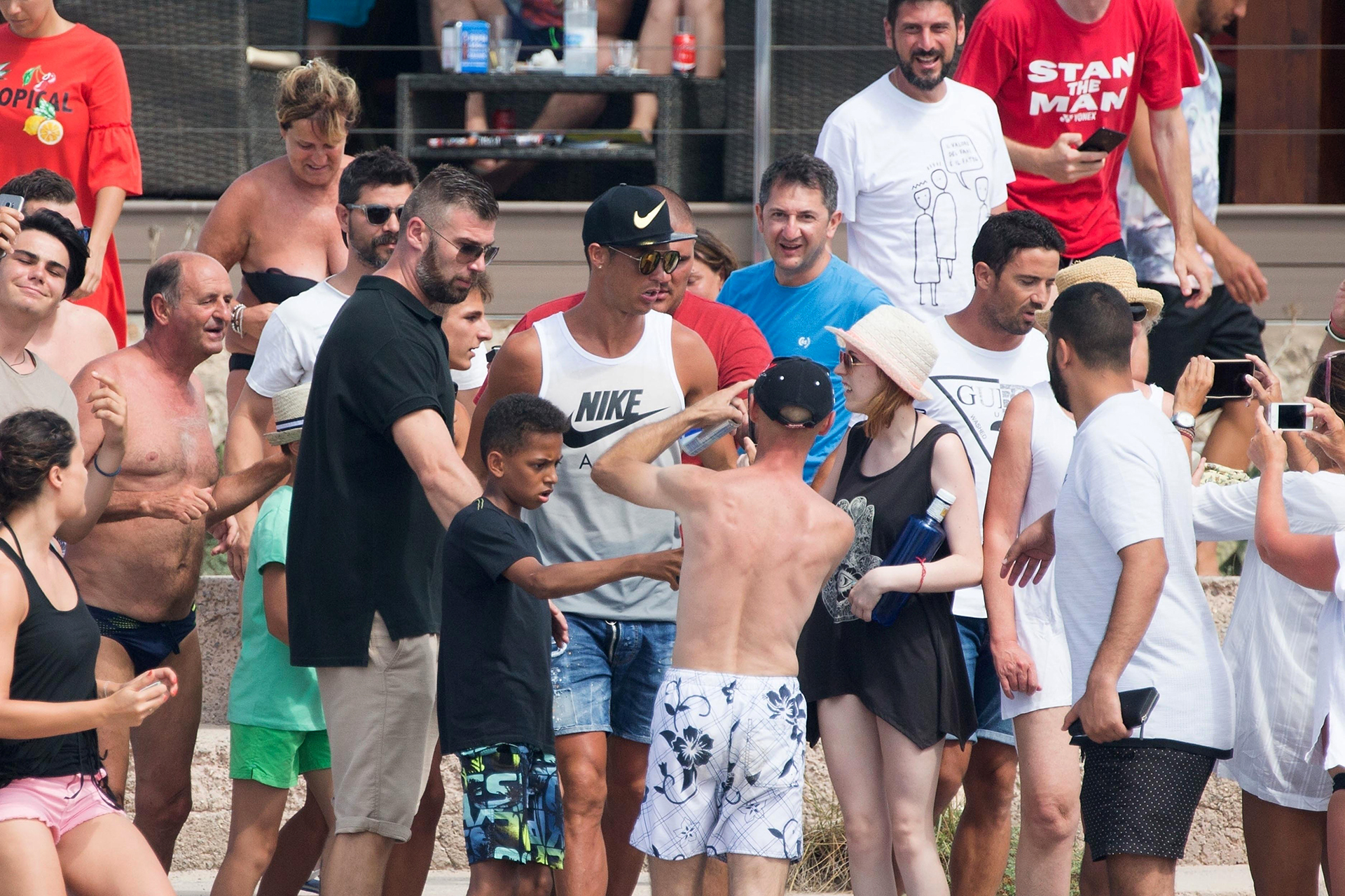 El luso no tuvo problemas en frenar su paso para que algunos de los presentes en el lugar pudieran tomarse fotos con él