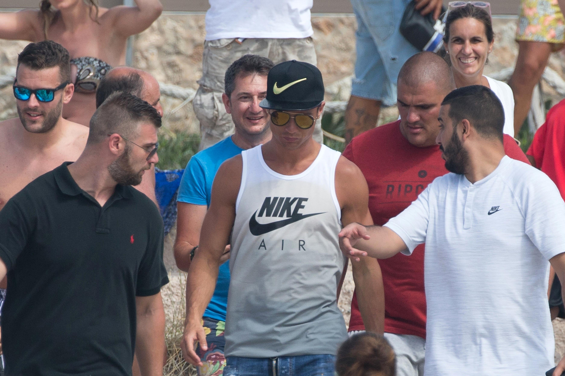 Vestido por completo por la marca deportiva que lo patrocina, CR7 se mostró bien relejado junto a sus amigos y familiares en un momento de su estadía en la isla de Formenteras, en Ibiza