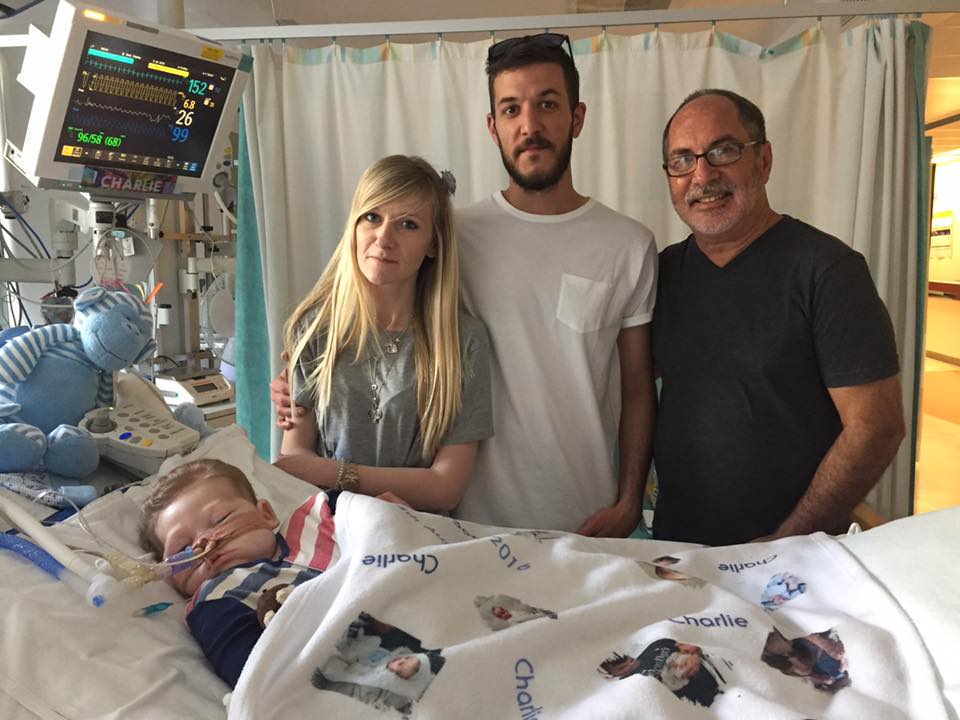 Charlie Gard con sus padres Connie Yates, Chris Gard y el reverendo Patrick Mahoney (Facebook)