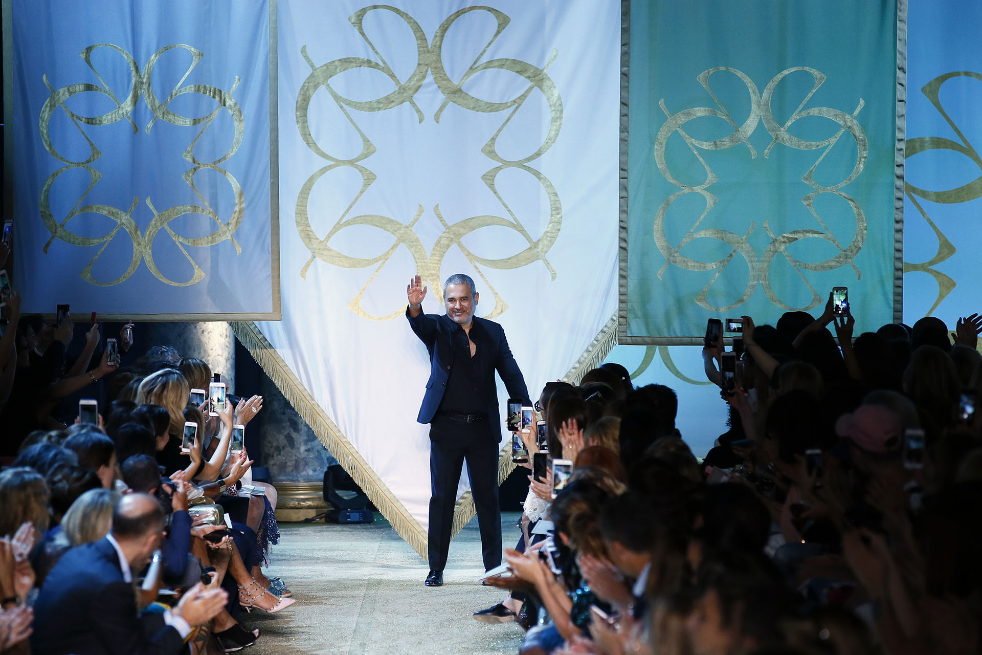 Al final de la pasarela, el diseñador saludando a sus invitados (AP Photo/Francois Mori)