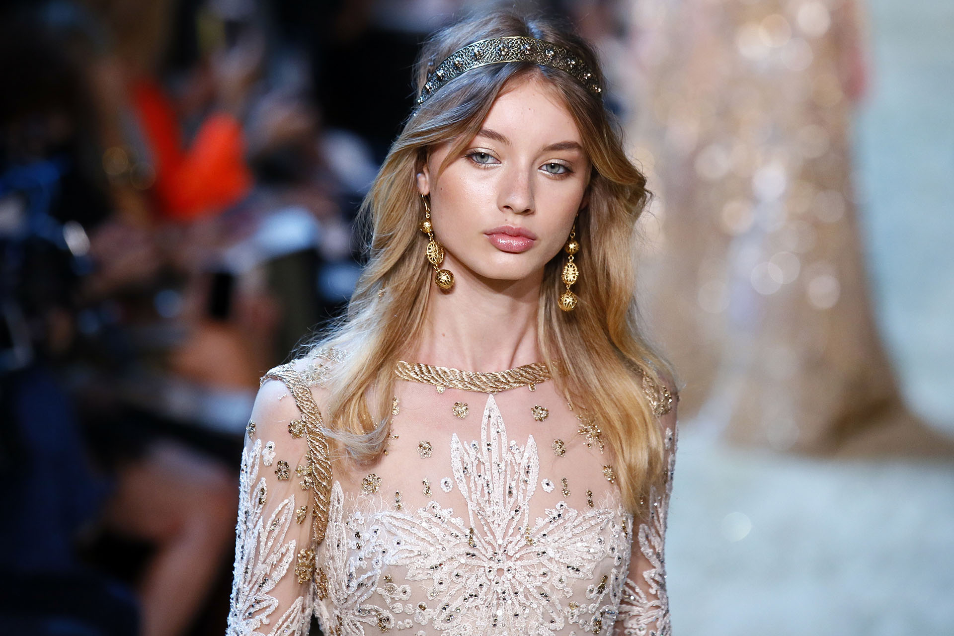 Los accesorios para los vestidos con pedrería y bordados fueron combinados en dorado (AP Photo/Francois Mori)