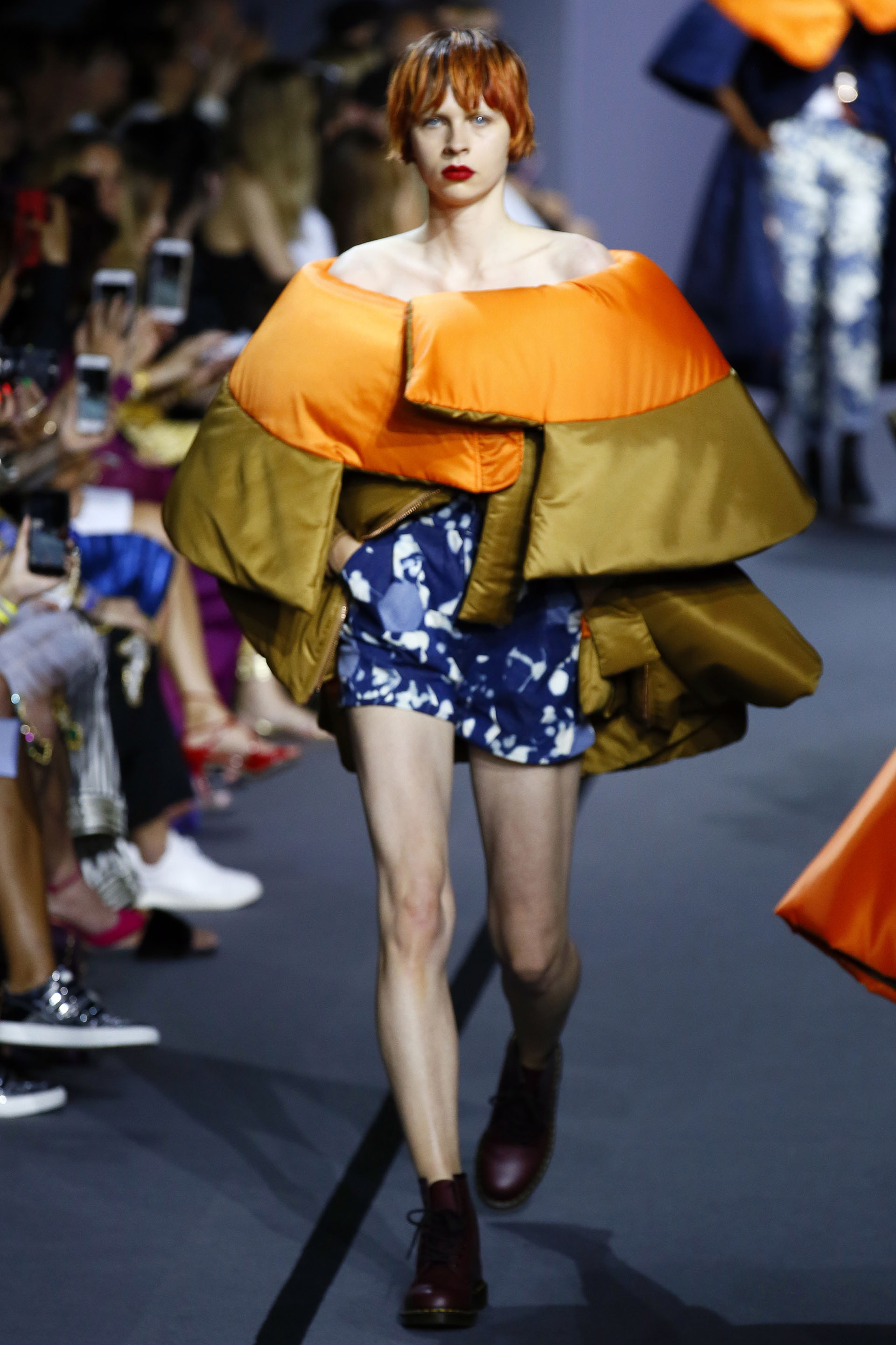 Sin cabezas de muñecas, una capa strapless bicolor naranja y oliva con shorts estampados (AP Photo/Francois Mori)