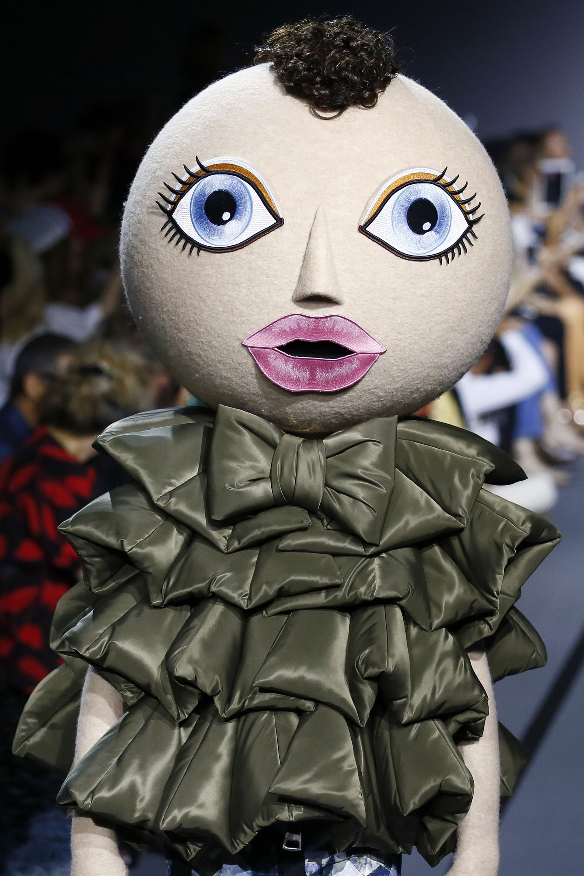 Vestido de campera inflable con volados y detalle de moño en el cuello (AP Photo/Francois Mori)