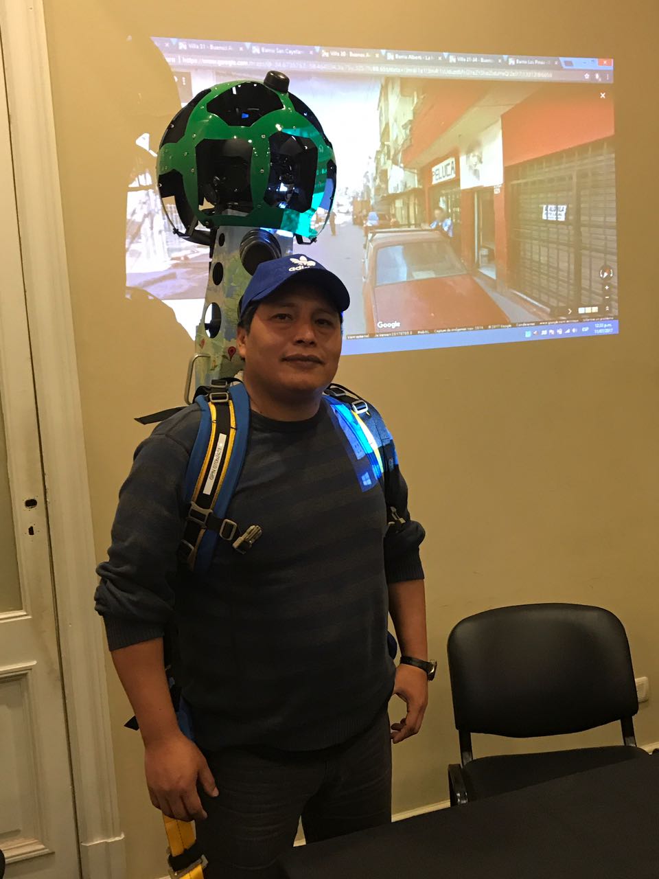 Marcos Antonio Chinchilla, vecino de la Villa 20, con el trekker que se utilizó para tomar imágenes en 360 grados