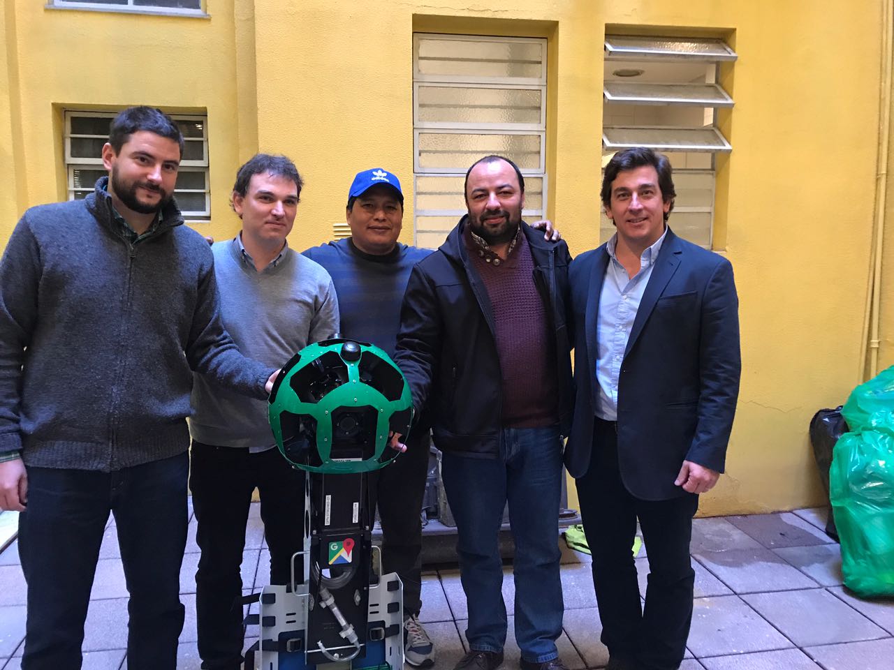 (De izquierda a derecha) Virgilio Gregorini, director ejecutivo de Techo; Sebastián Pilo, codirector de ACIJ; Marcos Antonio Chinchilla, vecino de la Villa 20; Eduardo “Lalo” Creus, vecino del barrio San Cayetano y Federico Procaccini, director general de Google Argentina.