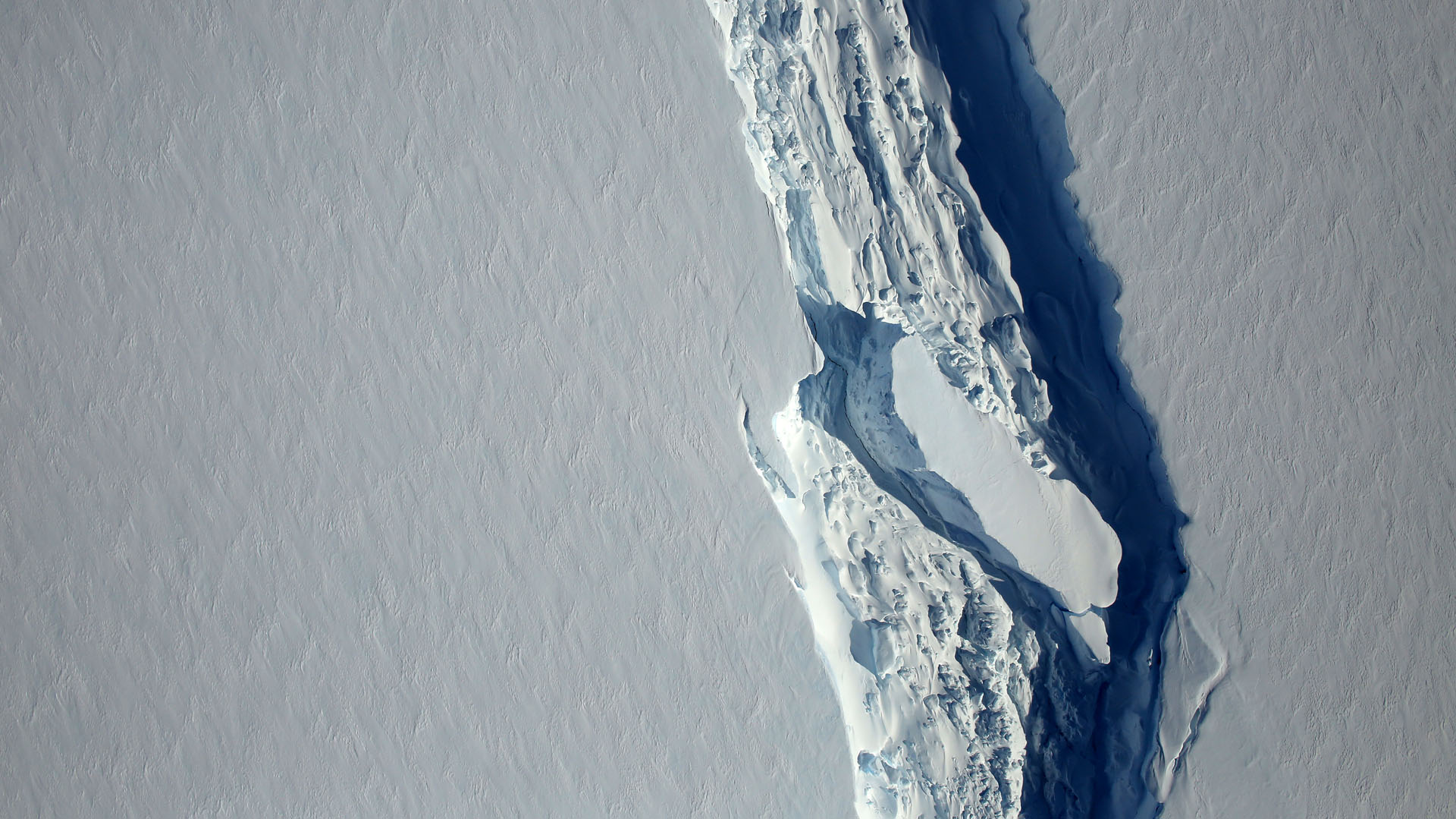 Una imagen aérea del gigantesco iceberg que se desprendió de la Antártida (Reuters)