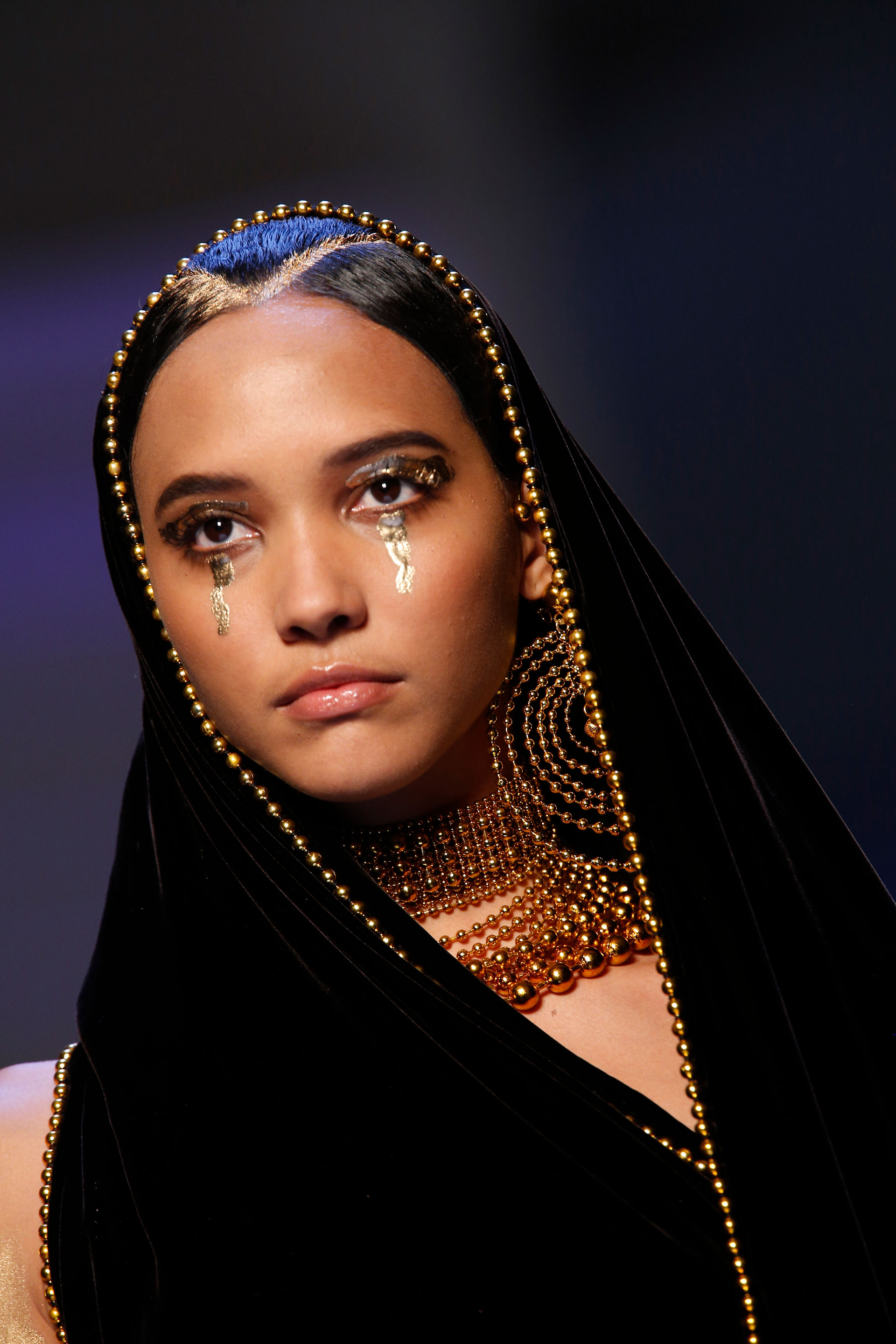 Un hijab en velvet negro con detalles de perlas doradas con maxi aros, cogotera y collar en perlas doradas. El maquillaje para este diseño fue de sombras metalizadas(AP)