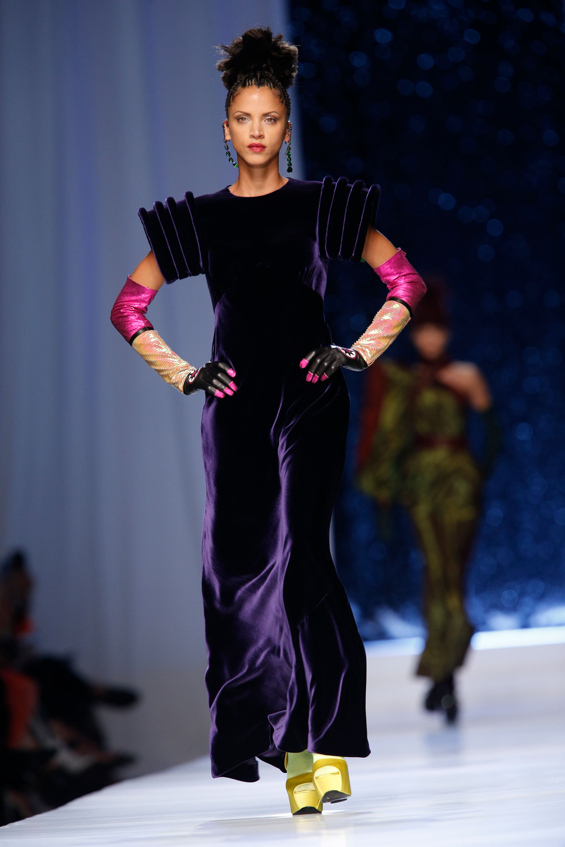 Velvet, tendencia que seguirá vigente en el próximo invierno. Vestido en violeta con mangas cortas estructuradas. Los guantes en fucsia y de lentejuelas tornasol y el detalle de los zapatos en amarillo con medias a tono (AP)