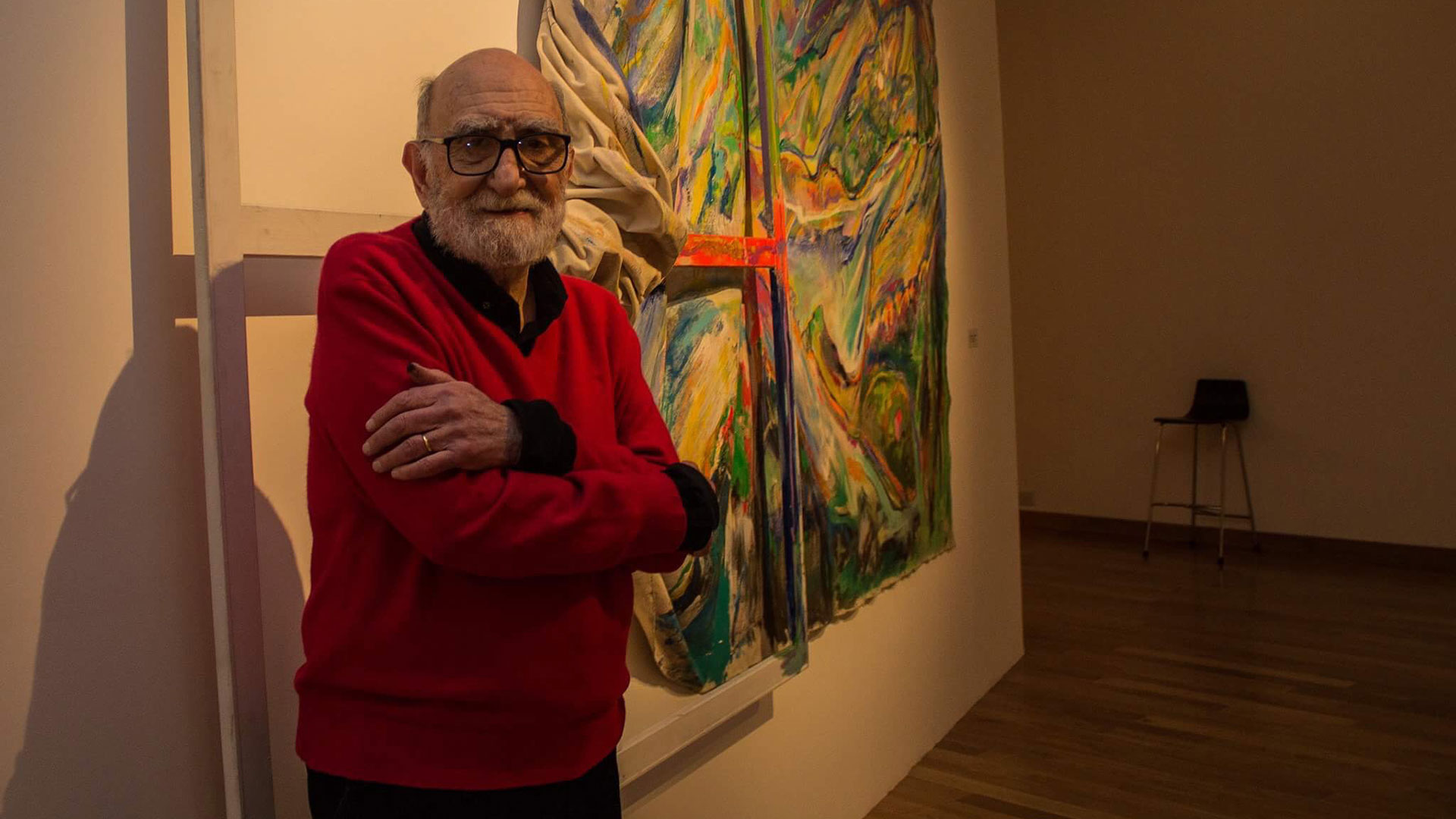 Yuyo Noé posa junto a “Estructura para un paisaje”, 1982 (Acrílico sobre tela, 190 x 350 cm)