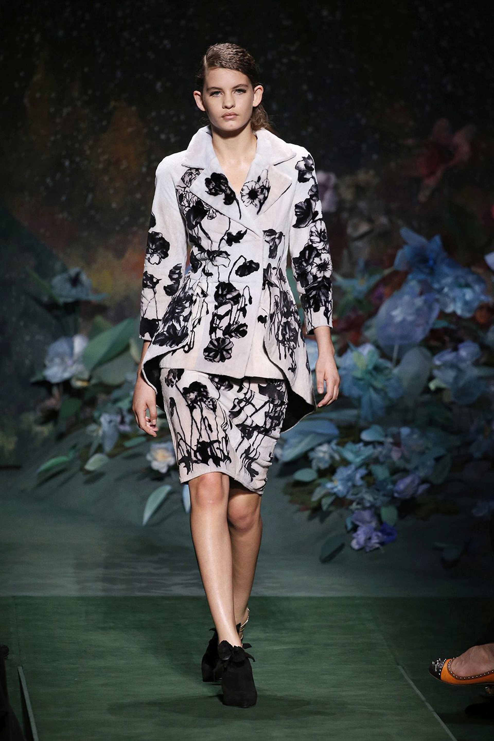 Tailleur de saco y falda en nude con estampado de flores en negro