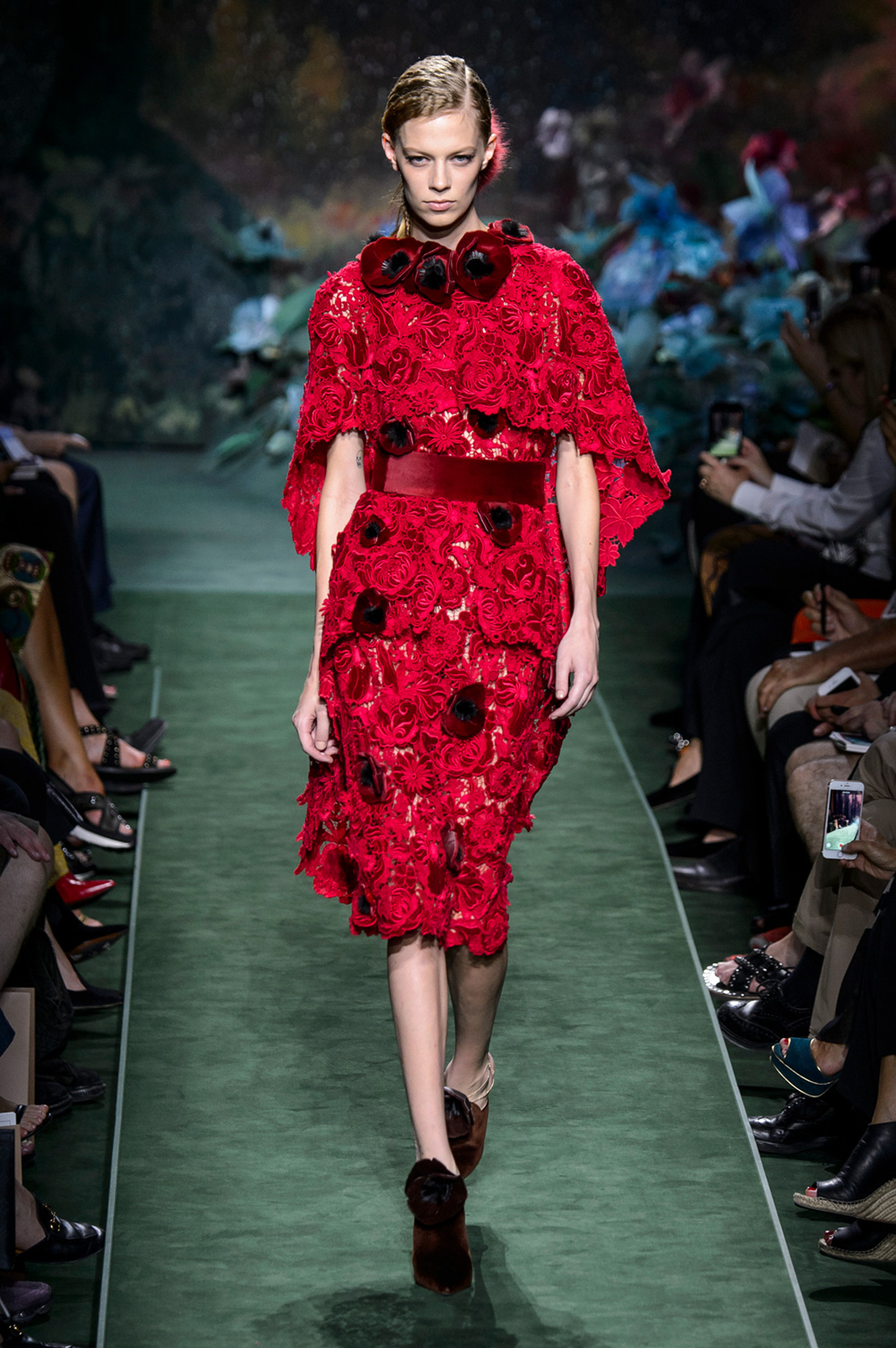 Total red, Guipiur con apliques de florales y faja de terciopelo
