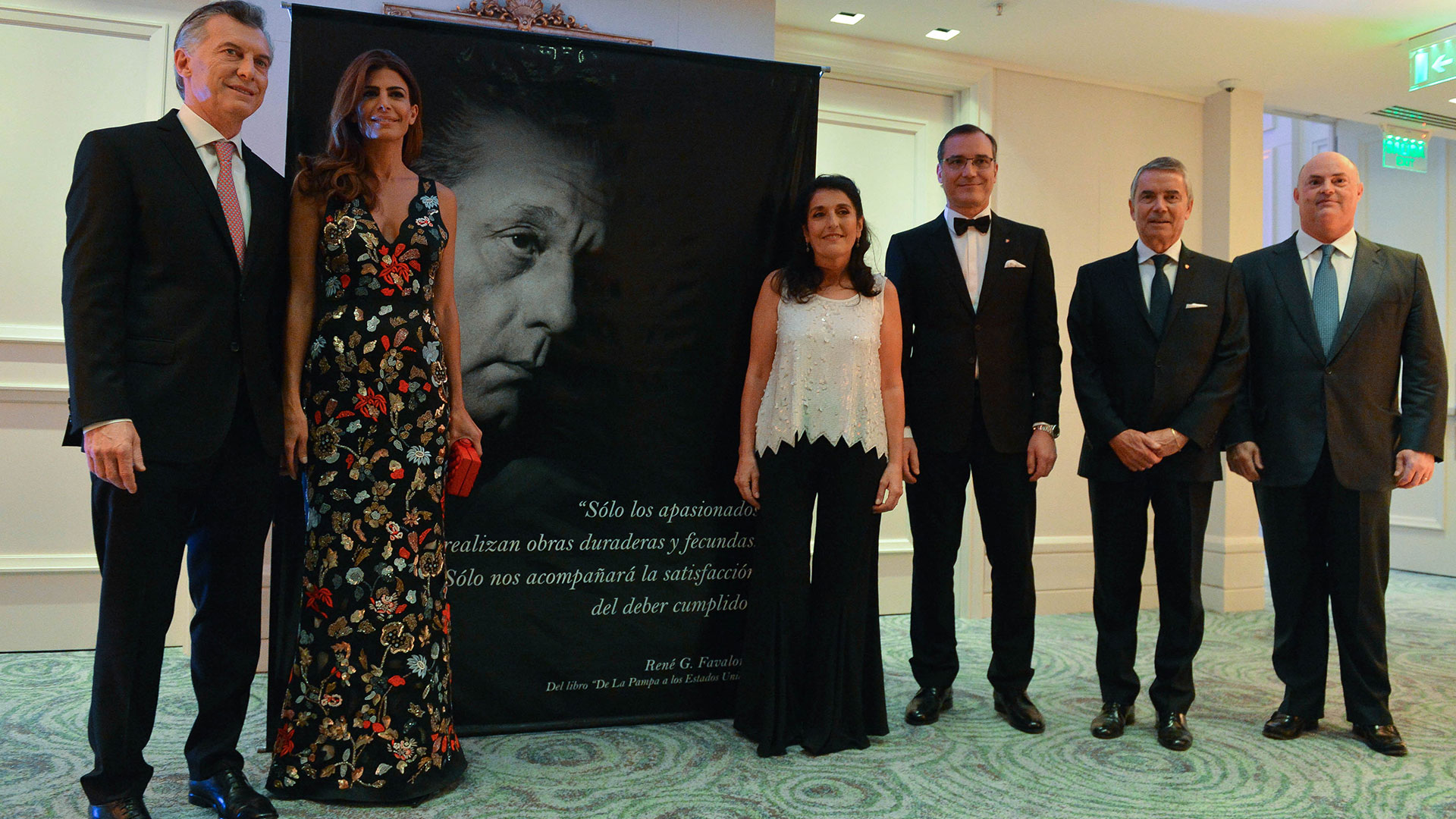 Mauricio Macri y Juliana Awada junto a Liliana Favaloro, presidenta de la Fundación Favaloro; Oscar Mendiz, director del Instituto de Cardiología y Cirugía Vascular de la Fundación Favaloro; Eduardo Lede, director ejecutivo de la Fundación y de la Universidad Favaloro; y Alberto de Rosa Torner