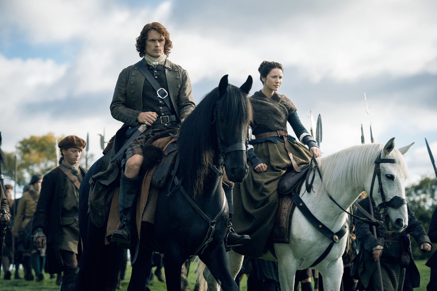 Diana Gabaldon, escritora de la novelas originales, y Ronald D. Moore, creador de la serie, tienen apariciones especiales en la primera temporada de la serie.