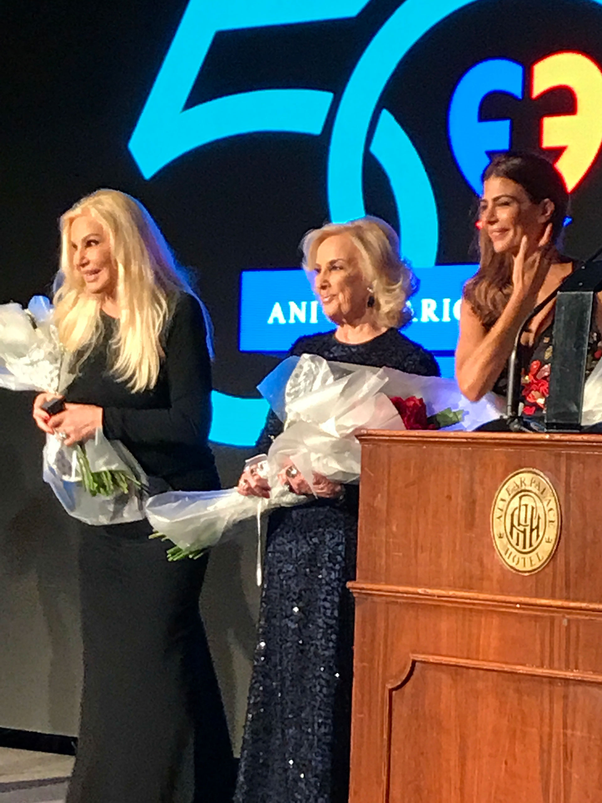 Susana Giménez, Mirtha Legrand y Juliana Awada sobre el escenario