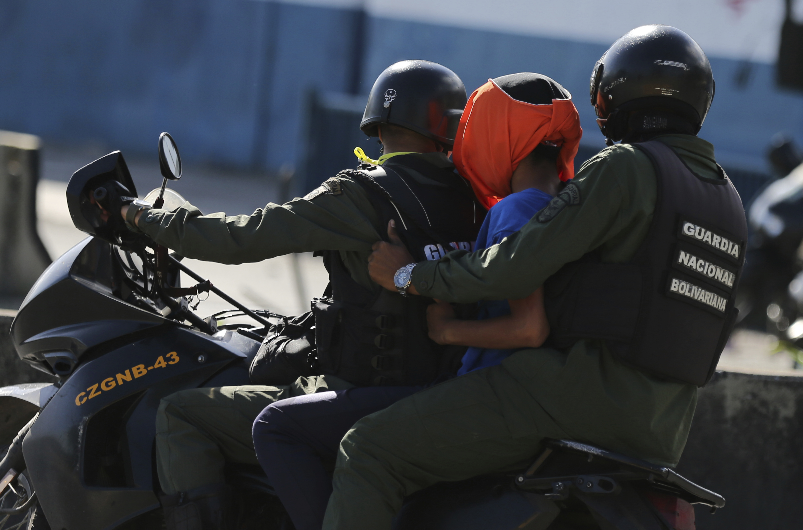 El fotógrafo también capta las detenciones que realiza la Guardia Nacional, muchas veces en procesos irregulares