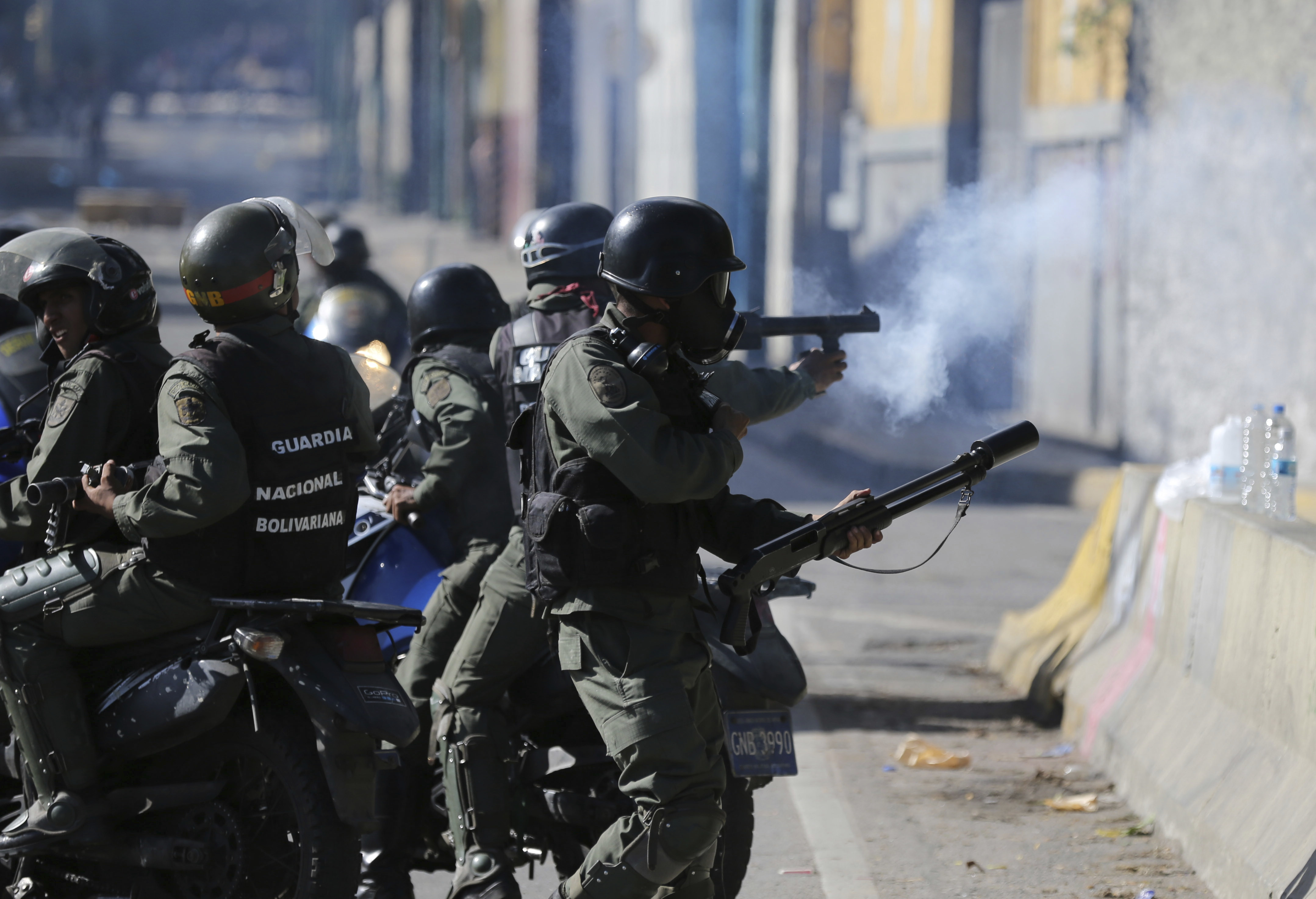 Llano ha captado imágenes tanto del lado de los oficiales como desde la perspectiva de los manifestantes