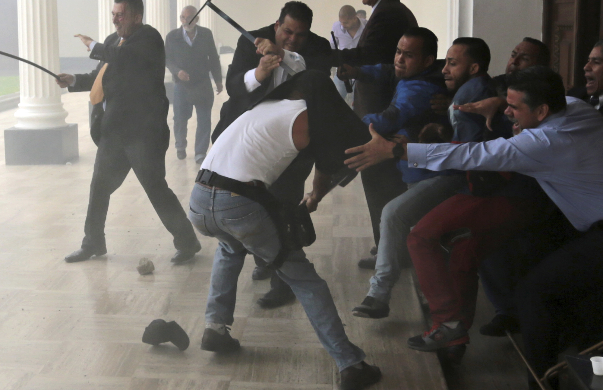 Llano captó el momento en el que las milicias chavistas ingresan violentamente al Palacio Legislativo, el 5 de julio
