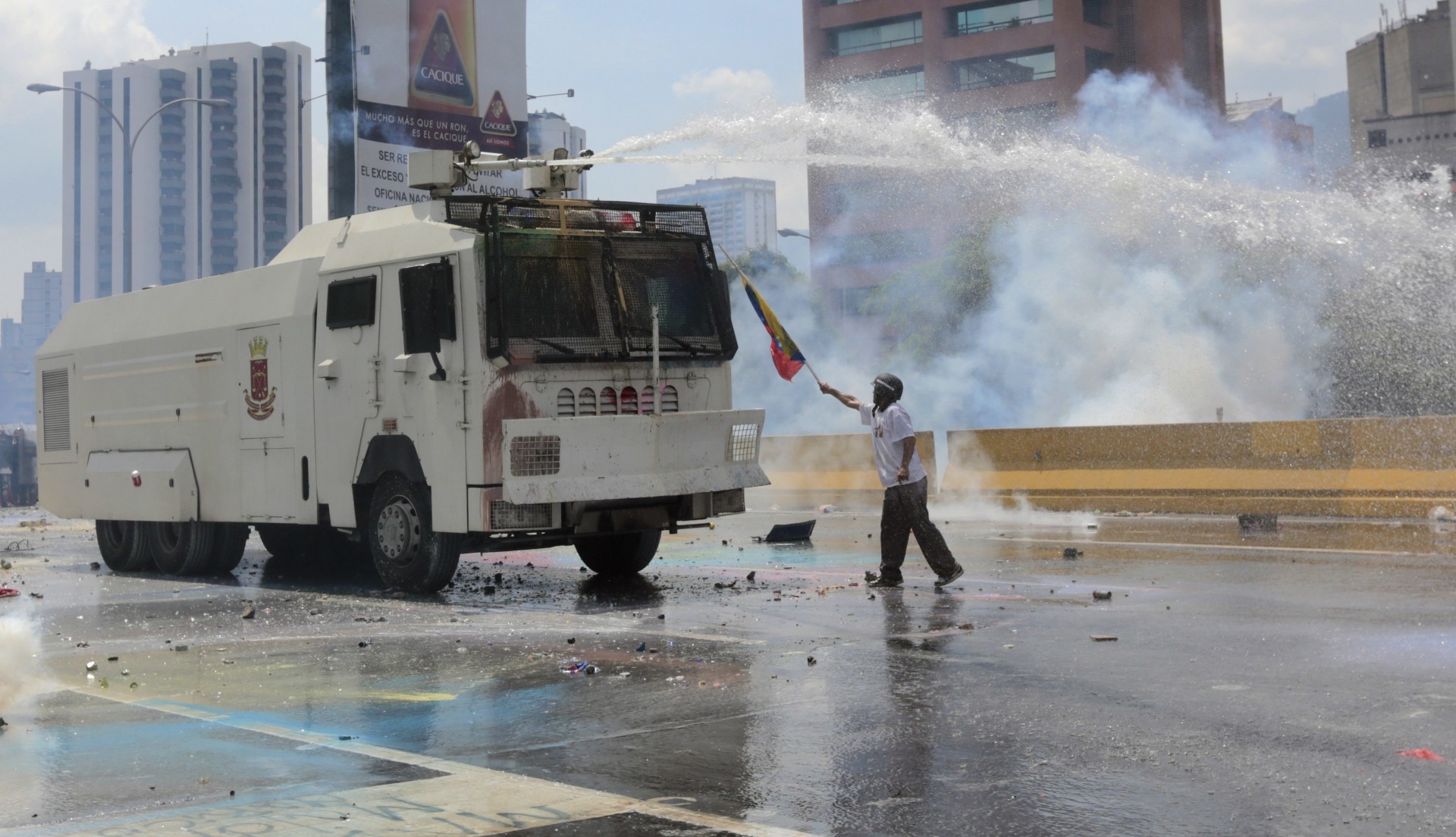 El reportero colombiano suele estar en una ubicación arriesgada ante la represión de las autoridades