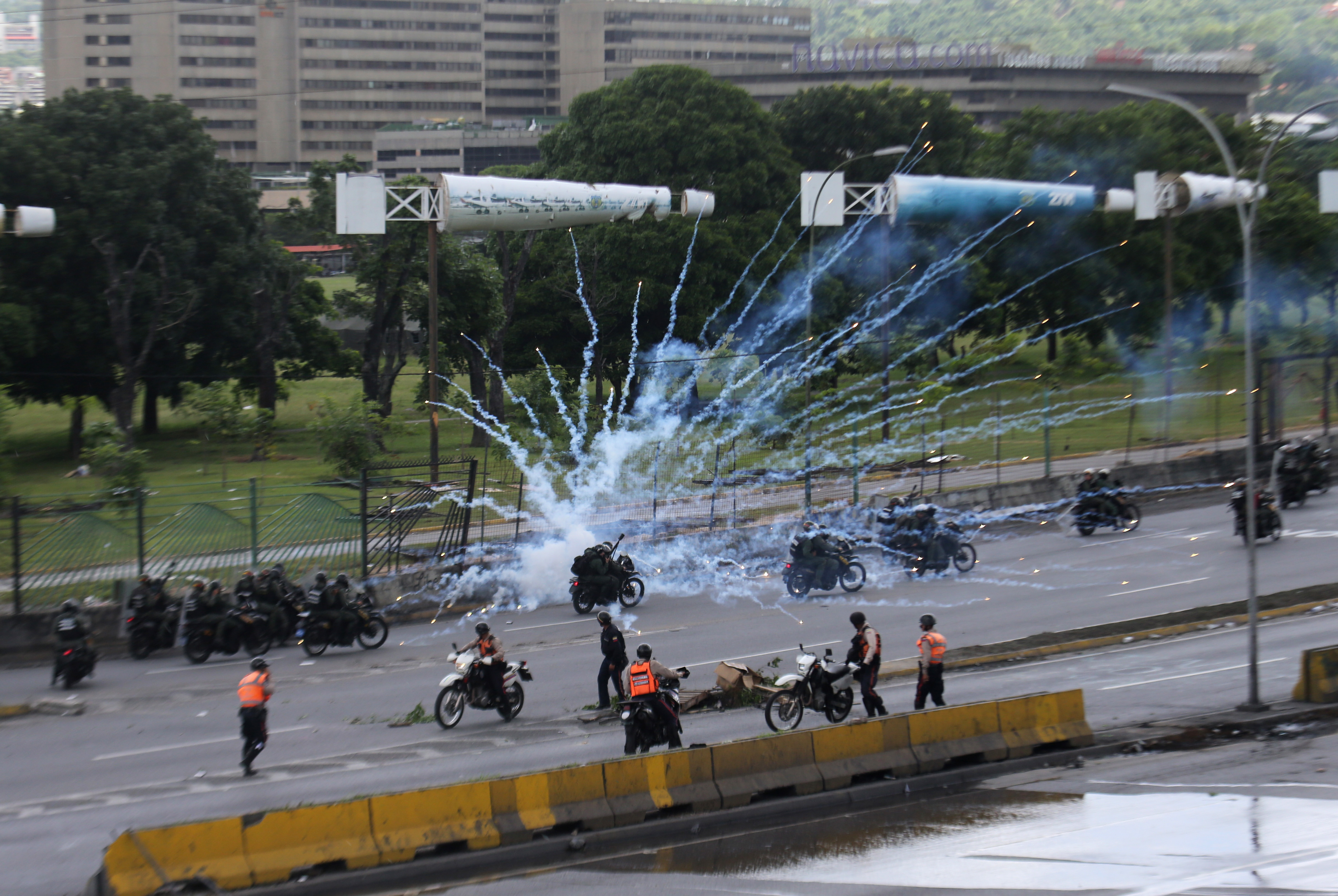 Un grupo de manifestantes suele responder a la represión lanzando fuegos artificiales a los oficiales