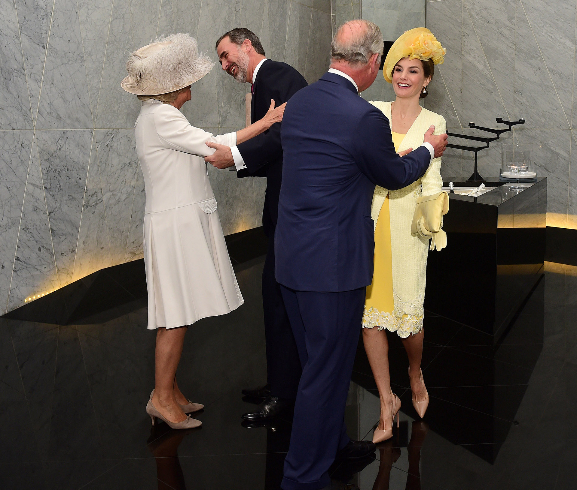 El vestido con detalles de guipur, clutch y guantes a tono (Photo by Hannah McKay – WPA Pool/Getty Images)