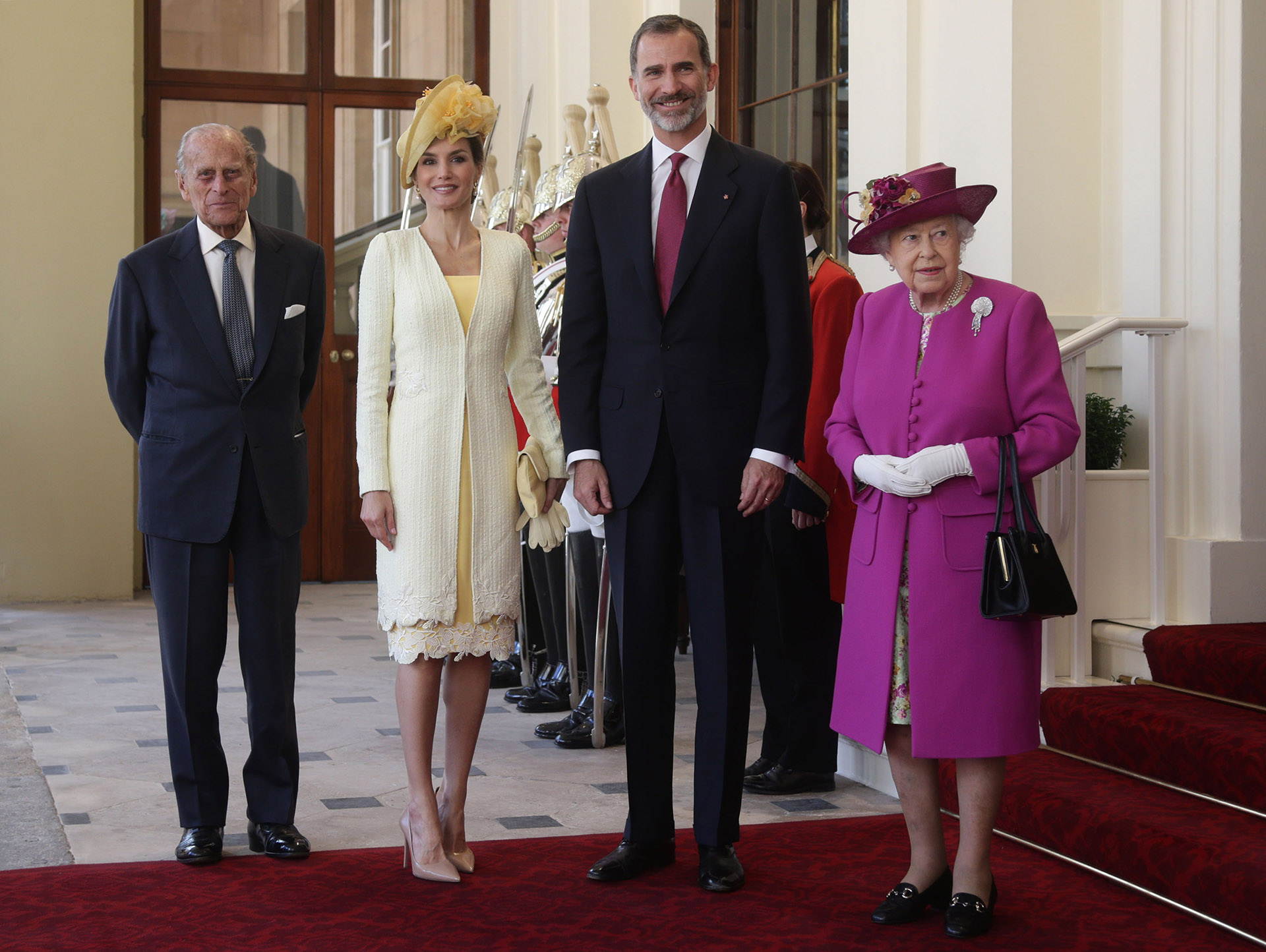 Con compromisos por toda Europa, los reyes viajaron al Reino Unido para encontrarse con la Reina Isabel II Y Felipe de Edinburgo. Una vez más, Letizia deslumbró por la elección de estilo.