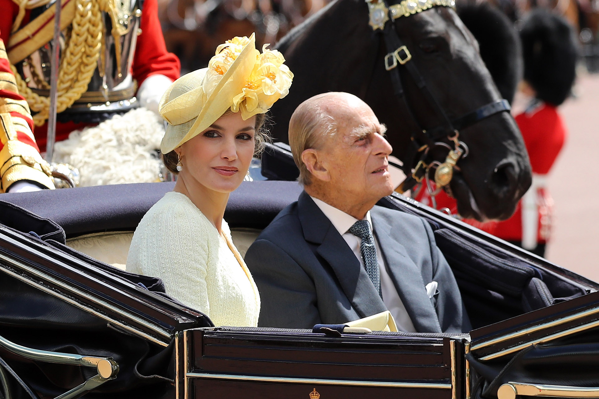 Letizia cumplió con el protocolo estricto con un sombrero ladeado en amarillo con flores de María Nieto (Photo by Dan Kitwood/Getty Images)