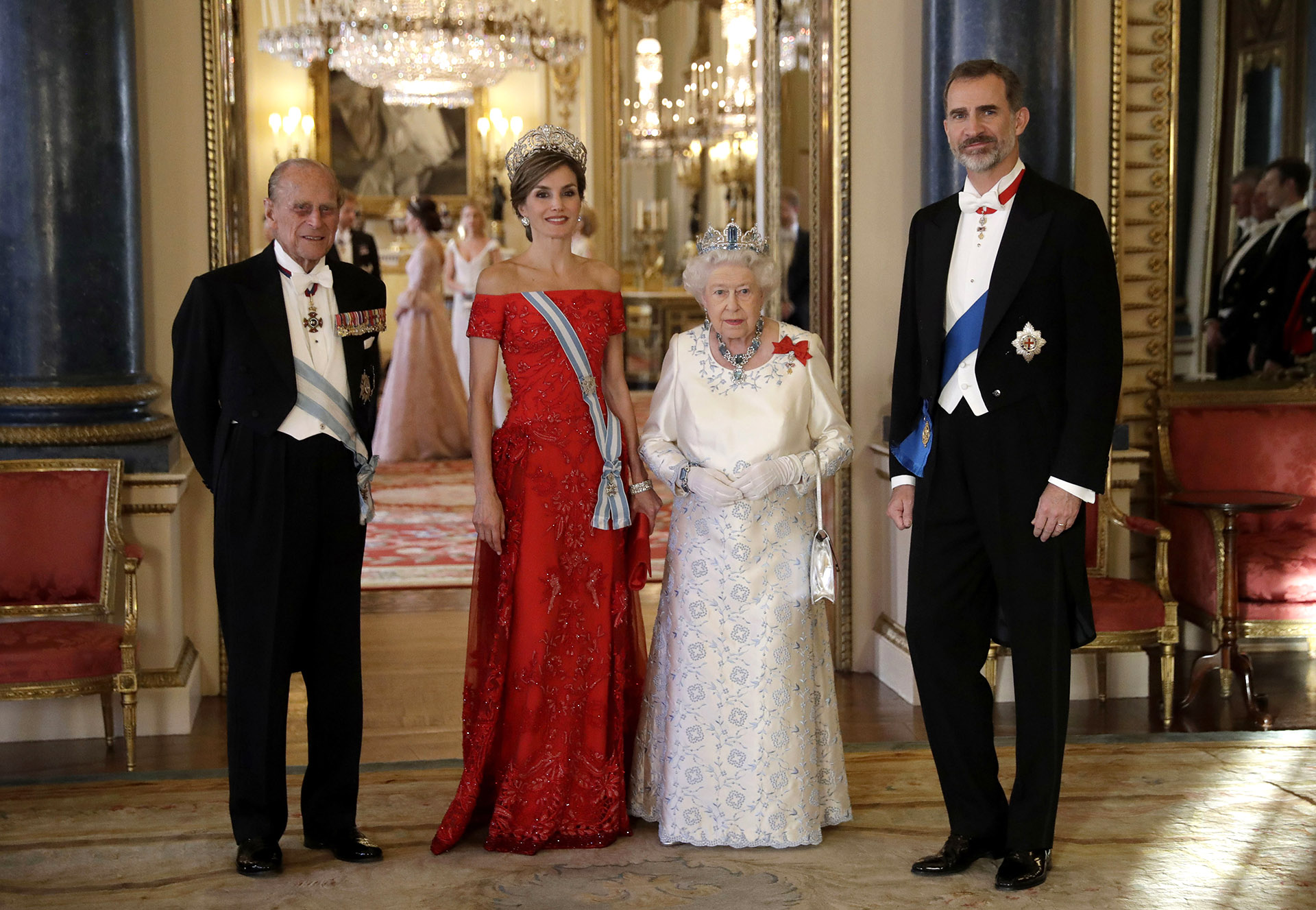 Reina Letizia deslumbró en su primer día en visita oficial en Reino Unido con cuatro ‘looks’ de estreno (WPA Pool/Getty Images)