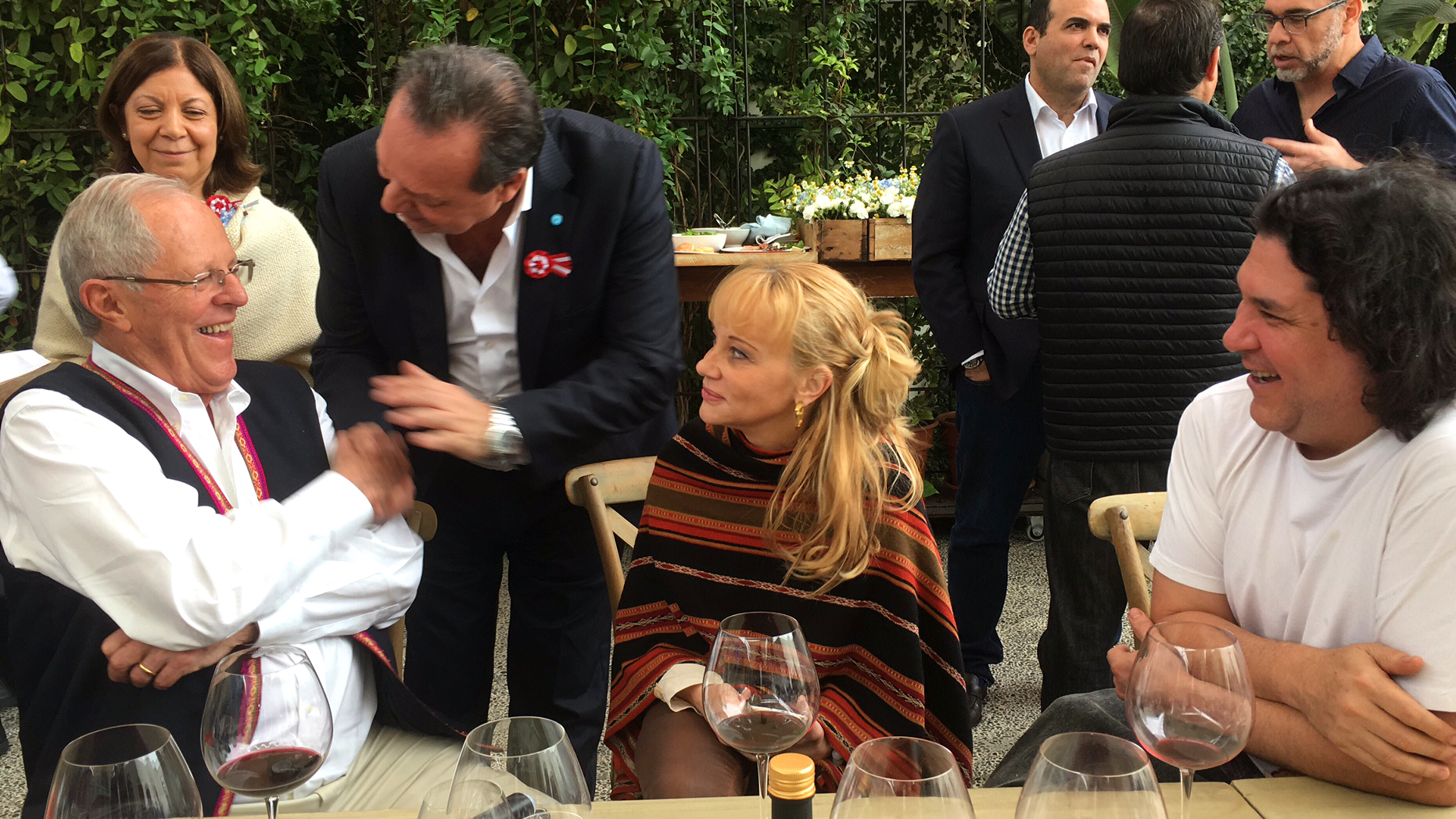 El asado también contó con la presencia del presidente de la República de Perú, Pedro Pablo Kuczynski. “Es un placer estar reunidos por este gran motivo que nos convoca, a trabajar codo a codo este esperado proyecto de unir a las cocinas peruanas y argentinas. Queremos que el asado argentino y el ceviche peruano sean íconos gastronómicos en el mundo”, dijo el funcionario Santos