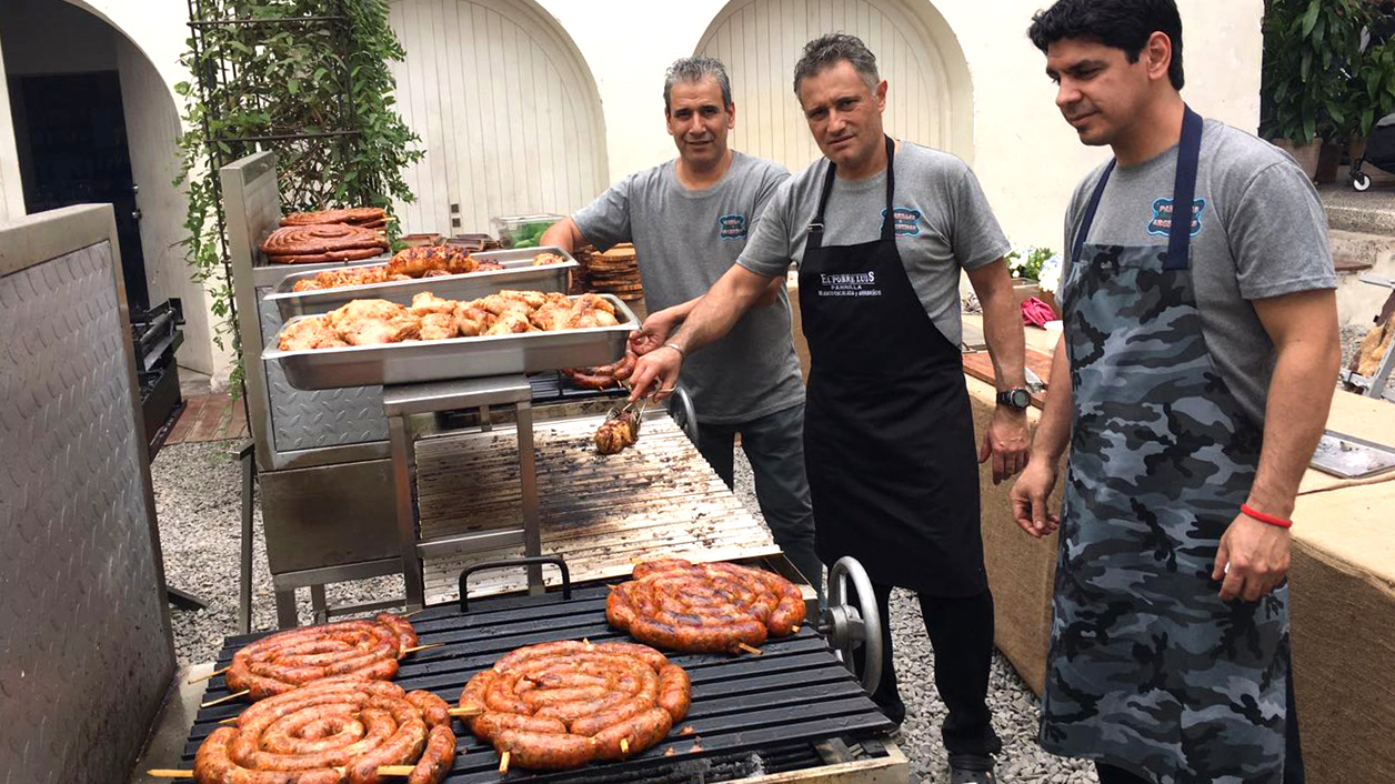 El sello de la comunión entre Perú y Argentina fue un gran asado, plato icónico de nuestro país si los hay, preparado al calor de las brasas por algunos de los parrilleros más prestigiosos