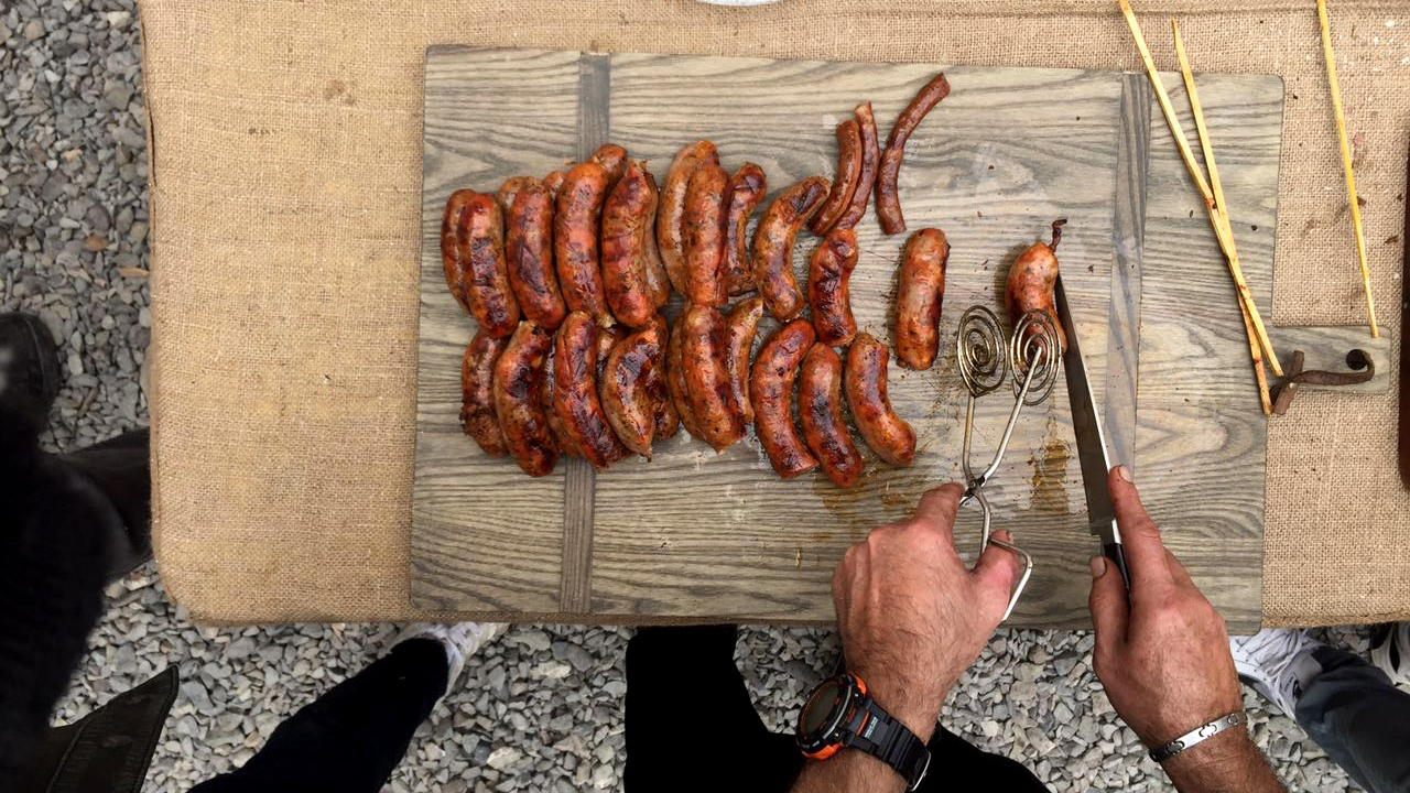Costillares, ojos de bife, entrañas, mollejas, chorizos, morcillas y salchichas de cordero patagónico formaron parte del banquete