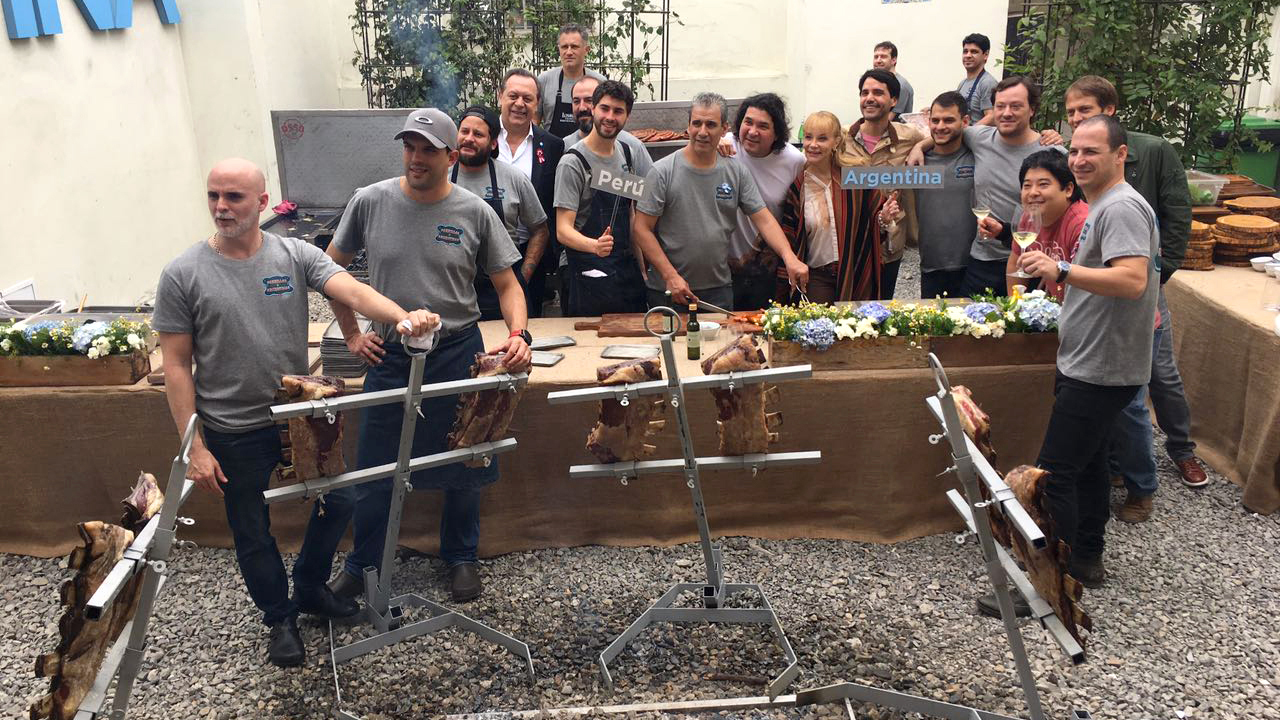 El asado estuvo a cargo de algunas de las más renombradas parrillas argentinas: Don Julio, Happening, Four Seasons, Le Grill, El Pobre Luis y La Carnicería, que trabajaron juntos para ofrecer un enorme banquete