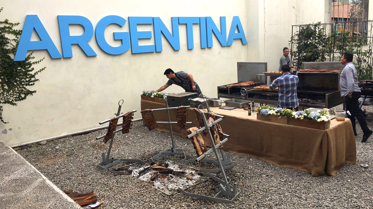 “Así como Gastón nos honró con su presencia en Buenos Aires, hoy nos encontramos aquí con los hermanos peruanos para trabajar y dar inicio definitivo y sellar una alianza de gastronomías argentino – peruana, con Lima y Buenos Aires como naves insignia. Basados en la visión de ser juntos dos potencias sudamericanas que inviten a todo el mundo a visitar a estos dos países unidos por muchas cosas en común más allá de las cocinas”, finalizó Gustavo Santos