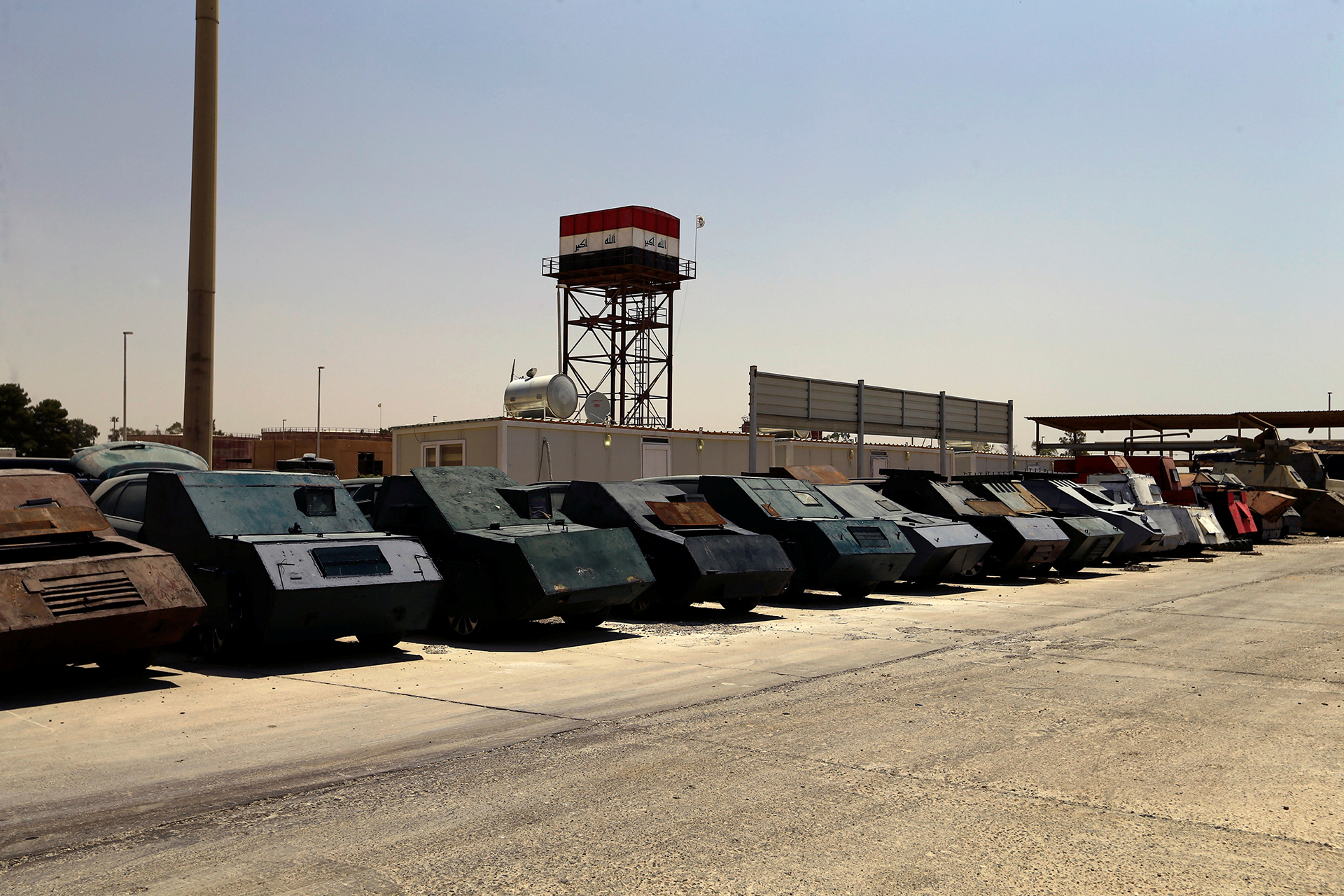 Los vehículos usados para los atentados suicidas de ISIS son exhibidos en el cuartel central de la policía iraquí en Mosul (Reuters)