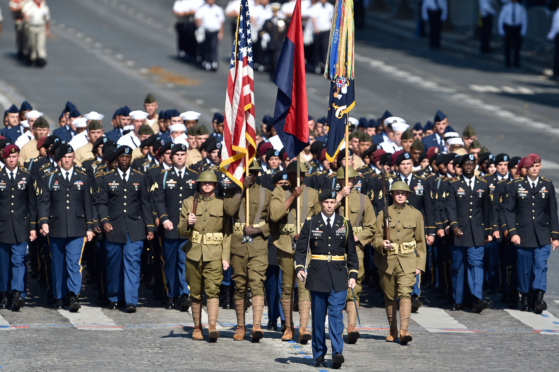 Con ocasión de la conmemoración del centenario de la entrada de los Estados Unidos en la Primera Guerra Mundial con los aliados, soldados estadounidenses encabezaron el desfile militar (AFP)