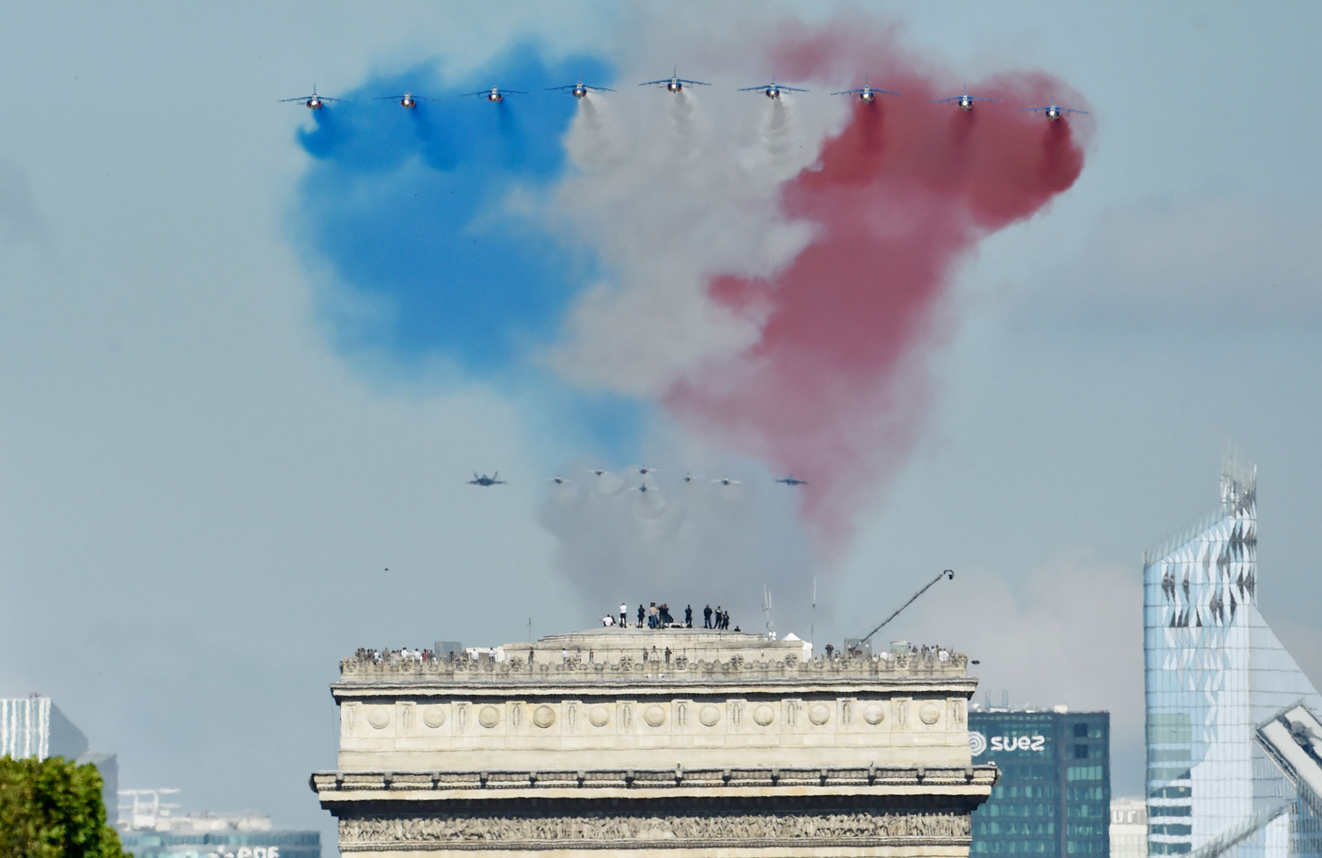 Los colores de la bandera de Francia producidos por los Alphajet franceses (AFP)