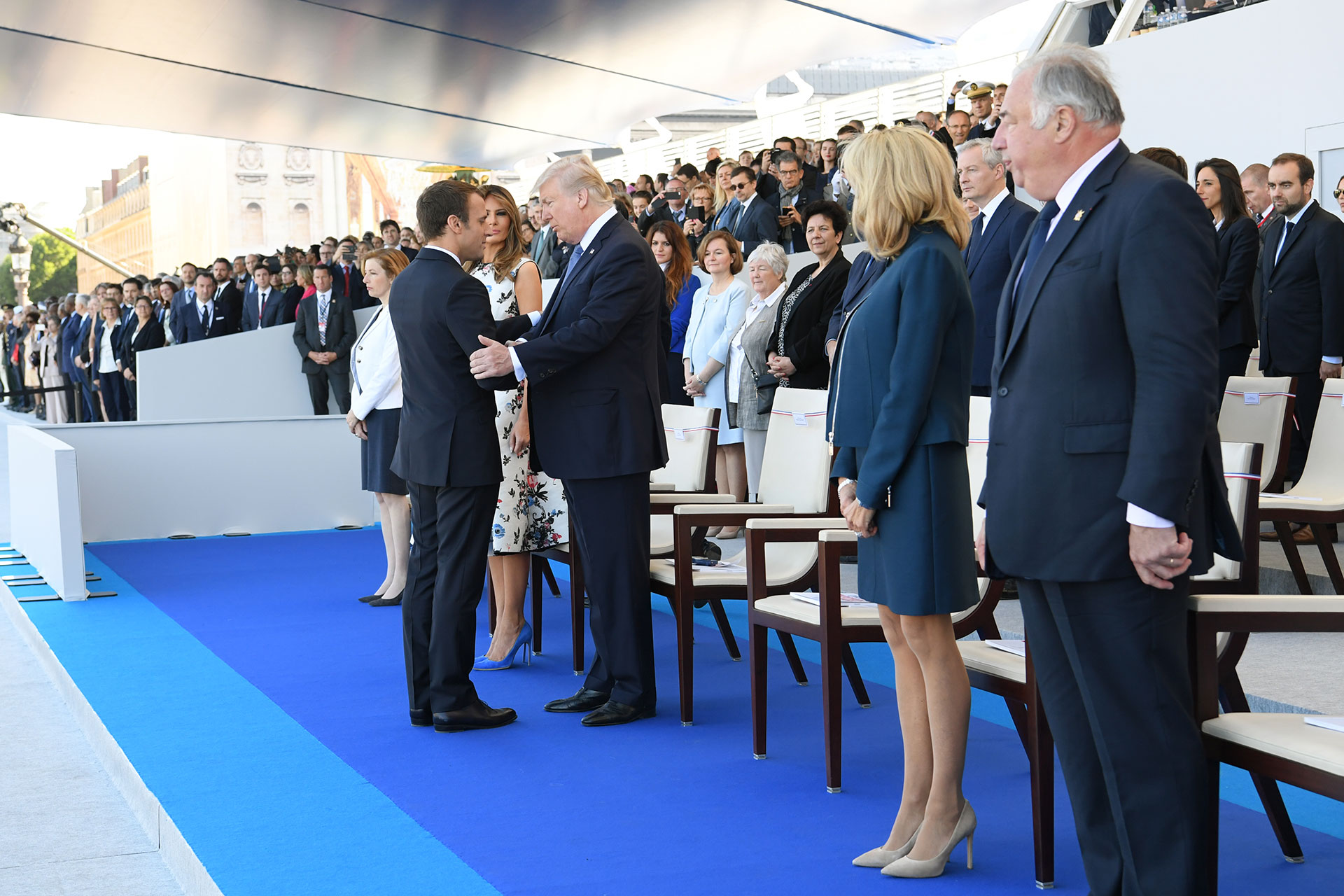 Emmanuel Macron le da la bienvenida a su par estadounidense, Donald Trump (AFP)