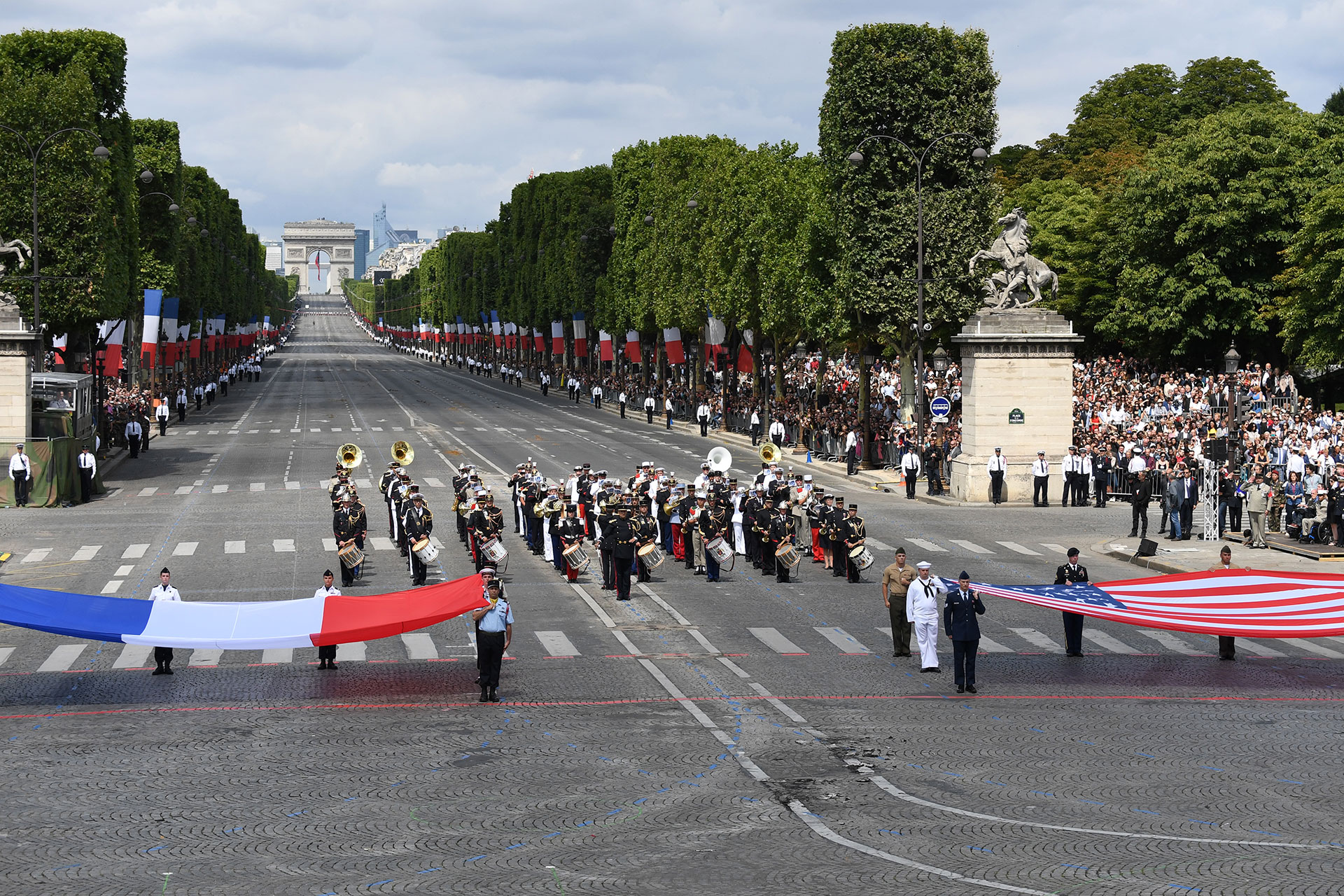 El respeto a la bandera francesa y la bandera estadounidense culminaron el desfile militar por el Día de la Bastilla (AFP)