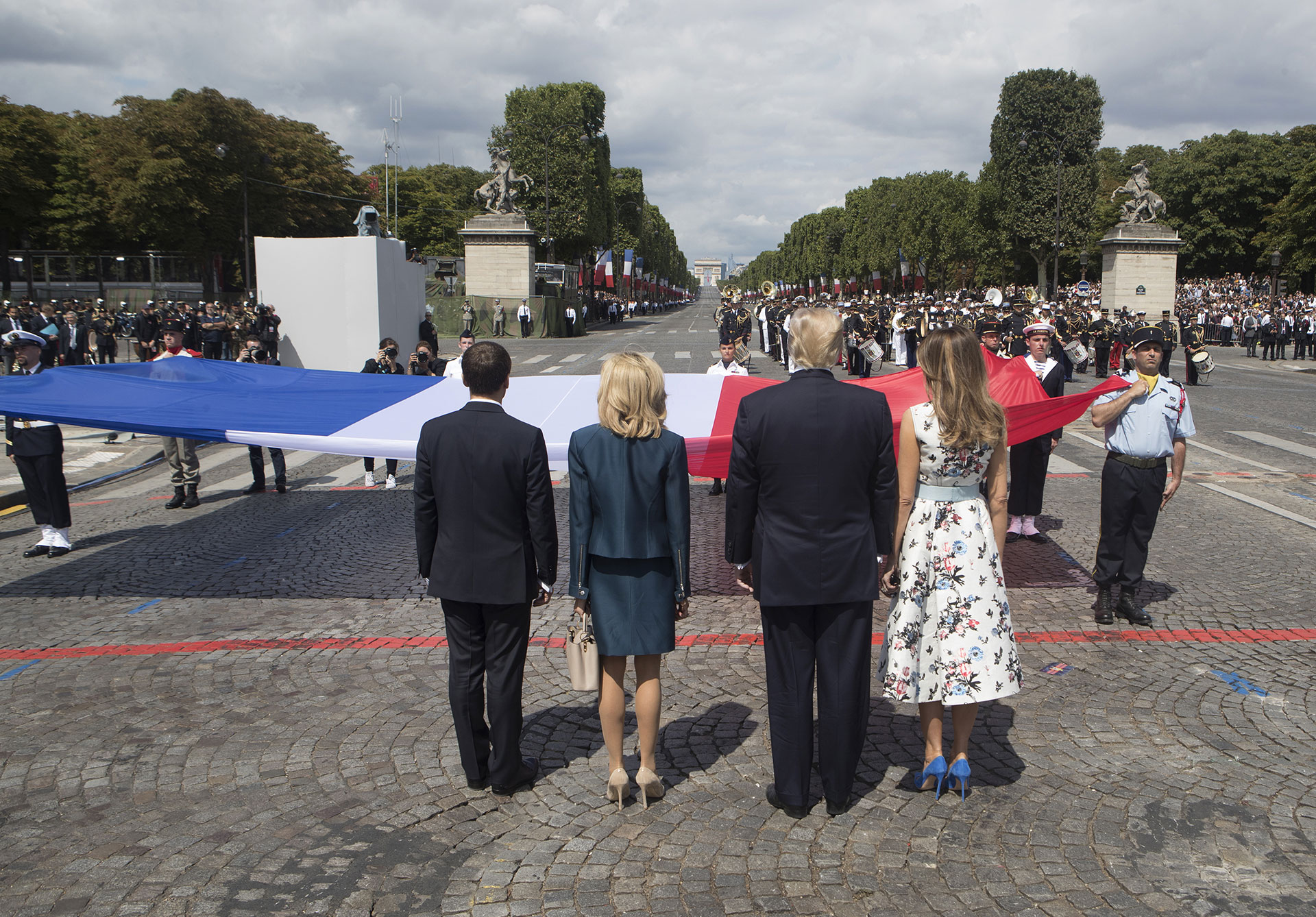 Los mandatarios conmemoran la bandera francesa al final del evento (AFP)