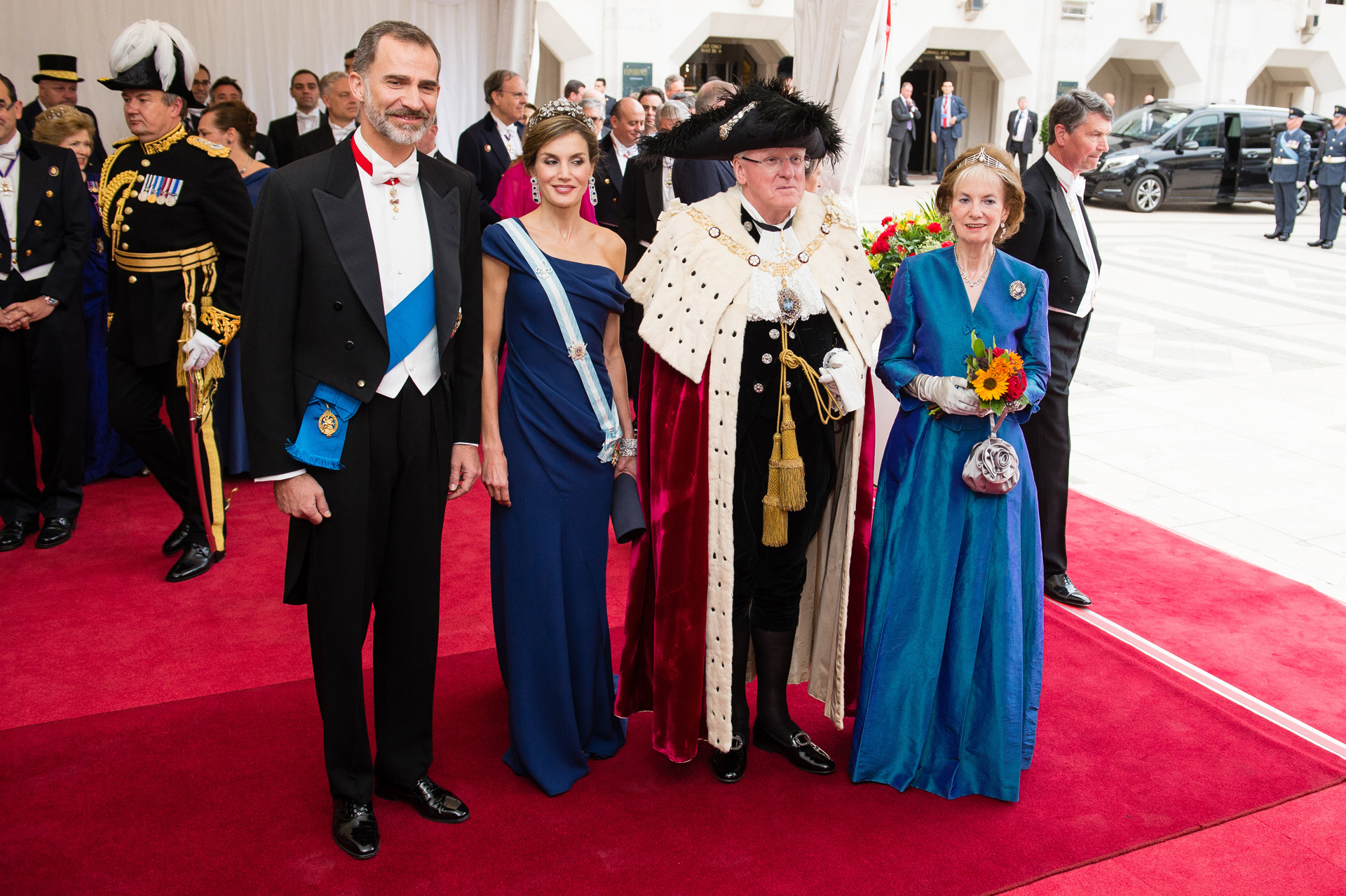 El último look que Letizia escogió durante este viaje de Estado fue el más comentado. Para asistir a la cena de gala organizada por el alcalde de Londres y su mujer, la reina española se inclinó delicado vestido azul añil de seda con escote asimétrico (Photo by Jeff Spicer/Getty Images)