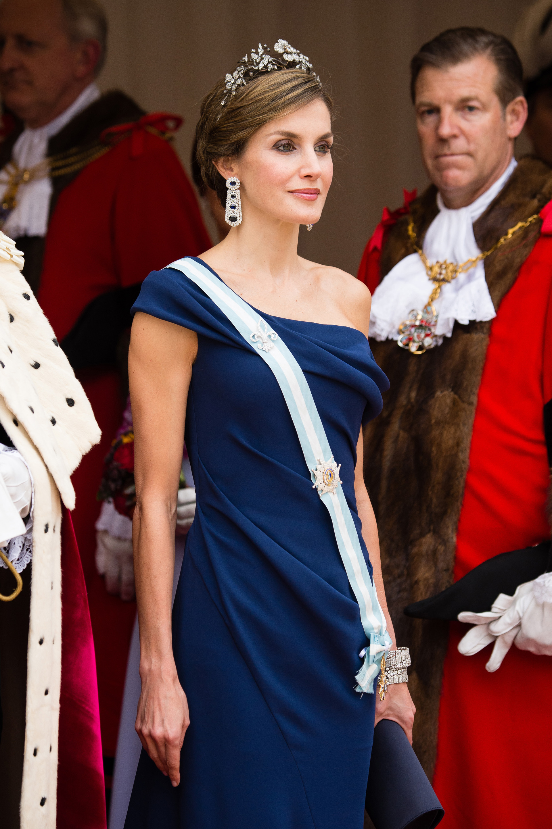 Completó su sofisticada propuesta con joyas de la corona en brillantes y piedras a tono (Photo by Jeff Spicer/Getty Images)