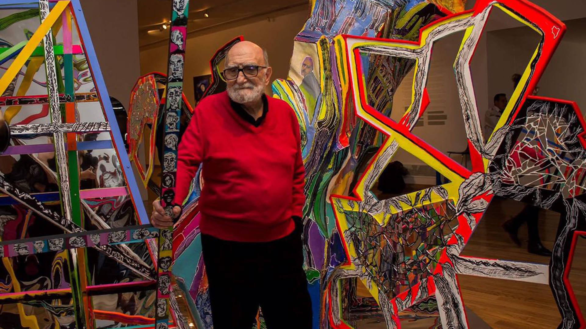Felipe Noé, posando junto a sus obras (Foto de Gerardo Nuñez)