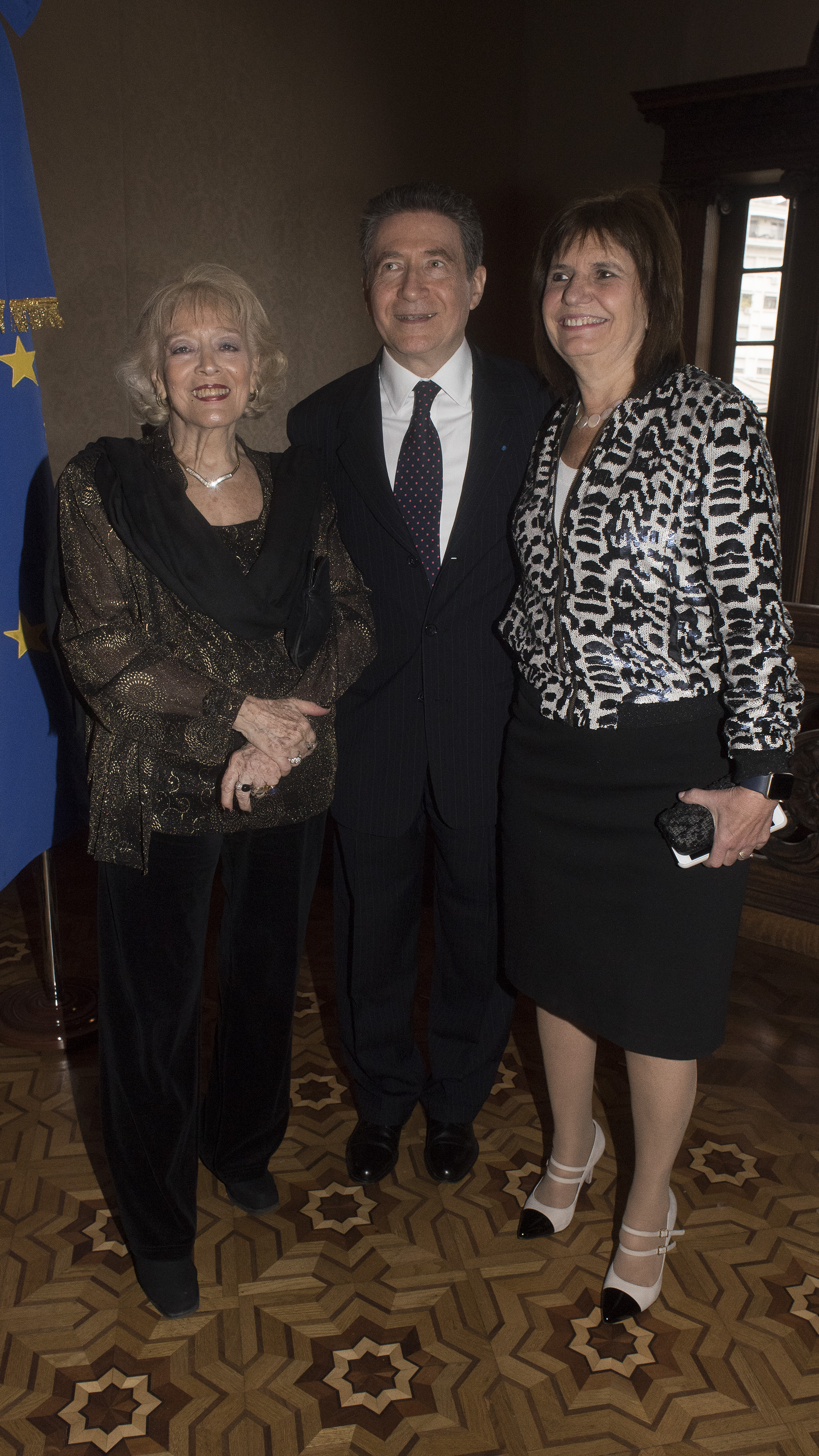 El embajador y su esposa, Marie-Carmen Boué-Guignard, recibieron a la ministra de Seguridad, Patricia Bullrich