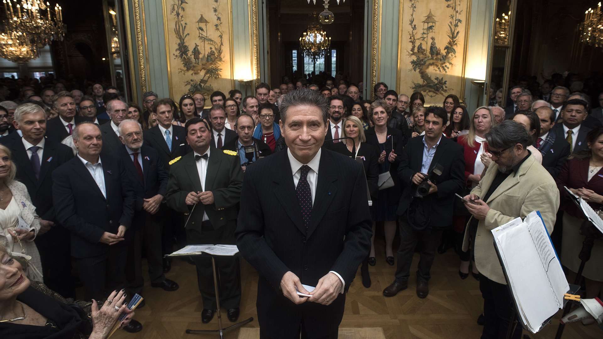 El embajador de Francia posó junto a los invitados a la gran recepción