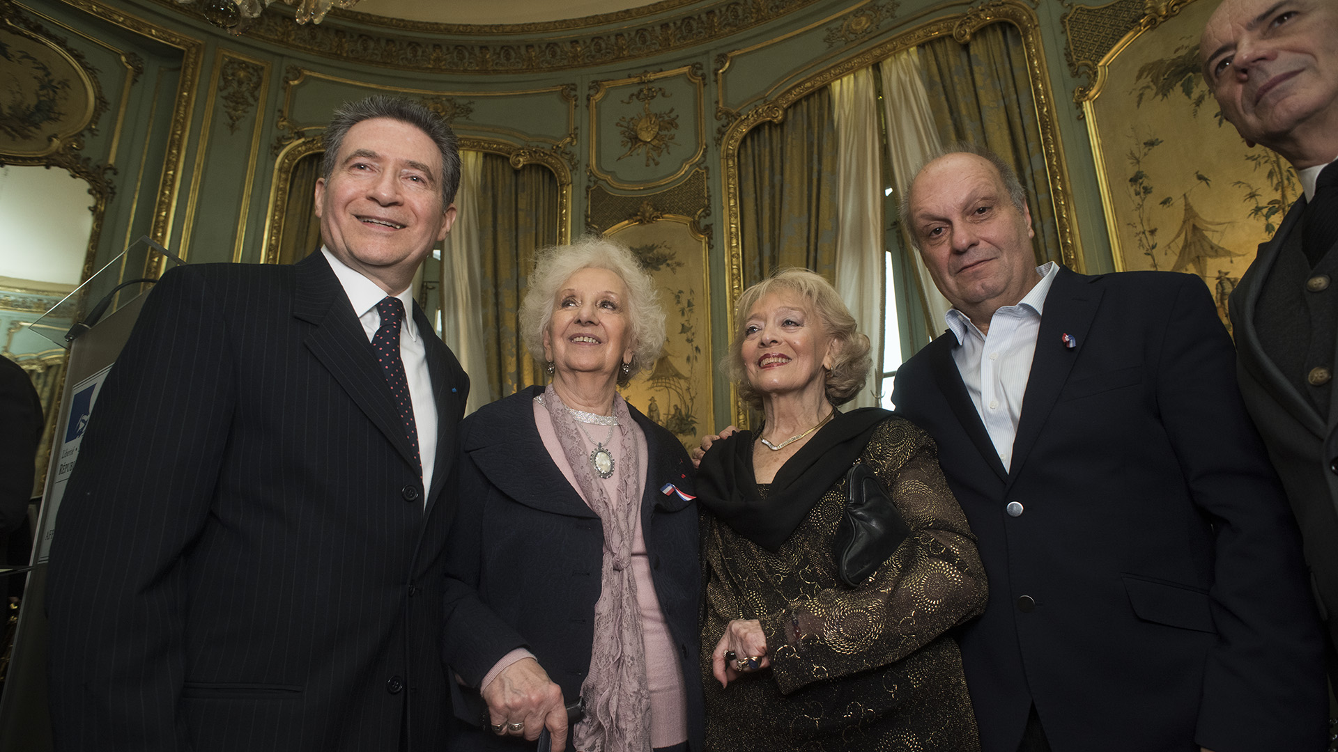 El embajador francés y su mujer junto a Estela de Carlotto, Hernán Lombardi y Jorge Telerman