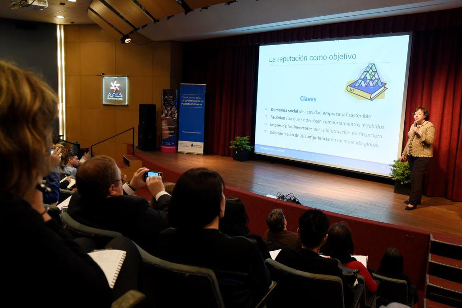 La exposición de la española Paloma Lemonche, socia directora de ACCIÓN49 y consultora especializada en temas de RSE