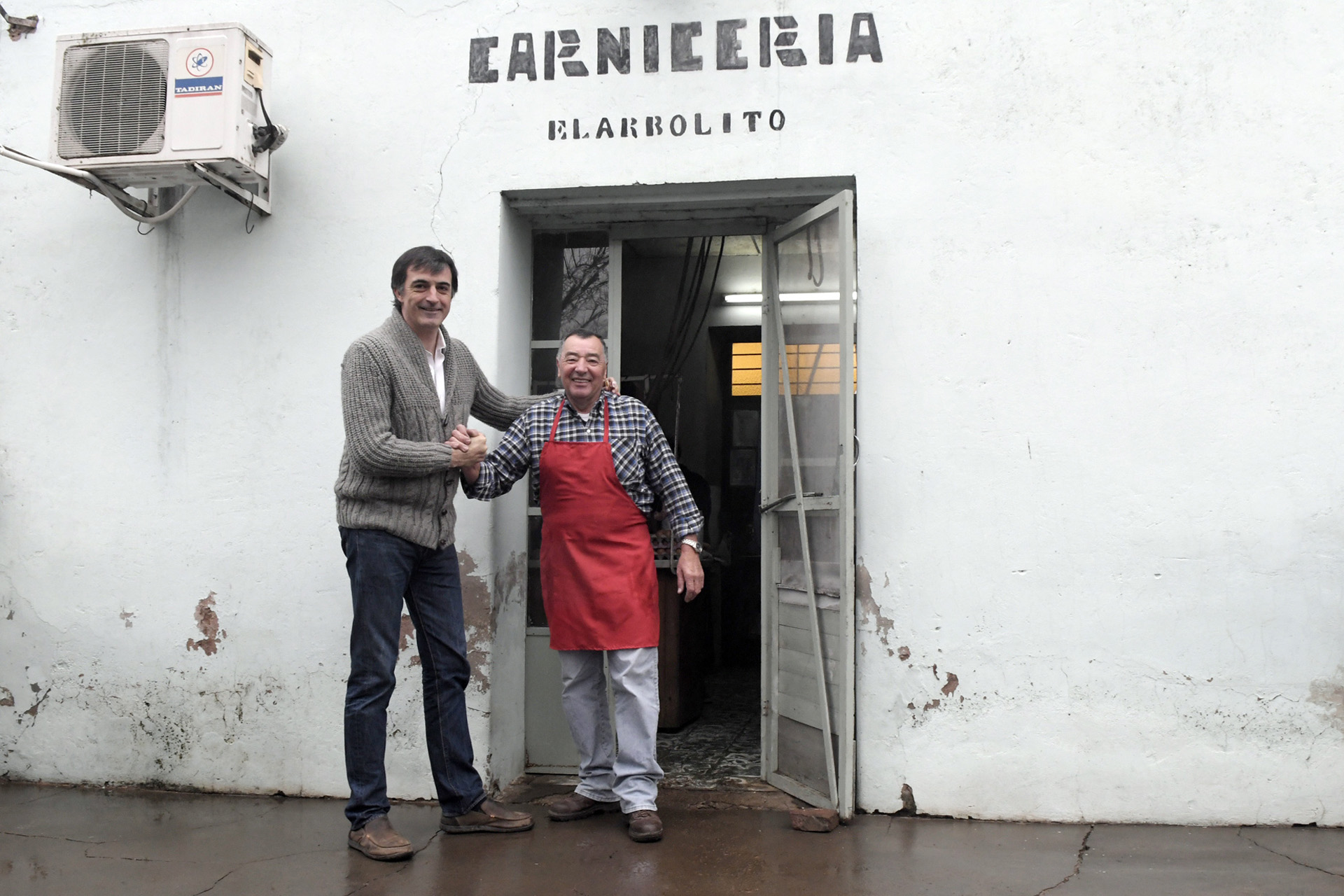 El primer candidato a Senador Nacional por la provincia, Esteban Bullrich, visitó una carnicería en Junín, localidad en la que vive parte de su familia. Y su compañera de lista, Gladys González conversó con amigas en su tierra natal, Bolívar