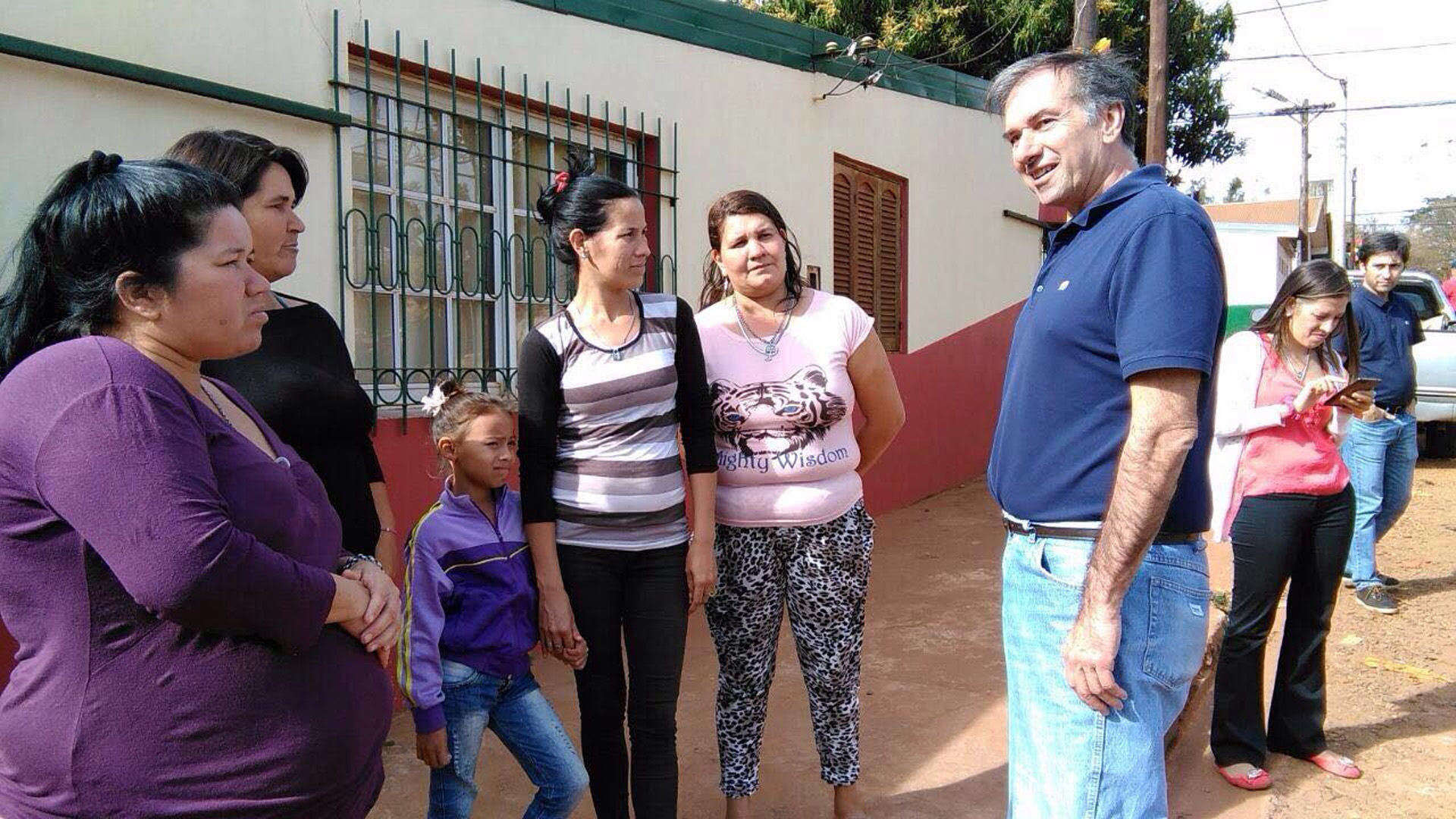 Los precandidatos misioneros a senador nacional, Humberto Schiavoni, y a diputada nacional, Gabriela Szyszko, participaron hoy del timbreo nacional del Frente Cambiemos en la ciudad de Posadas
