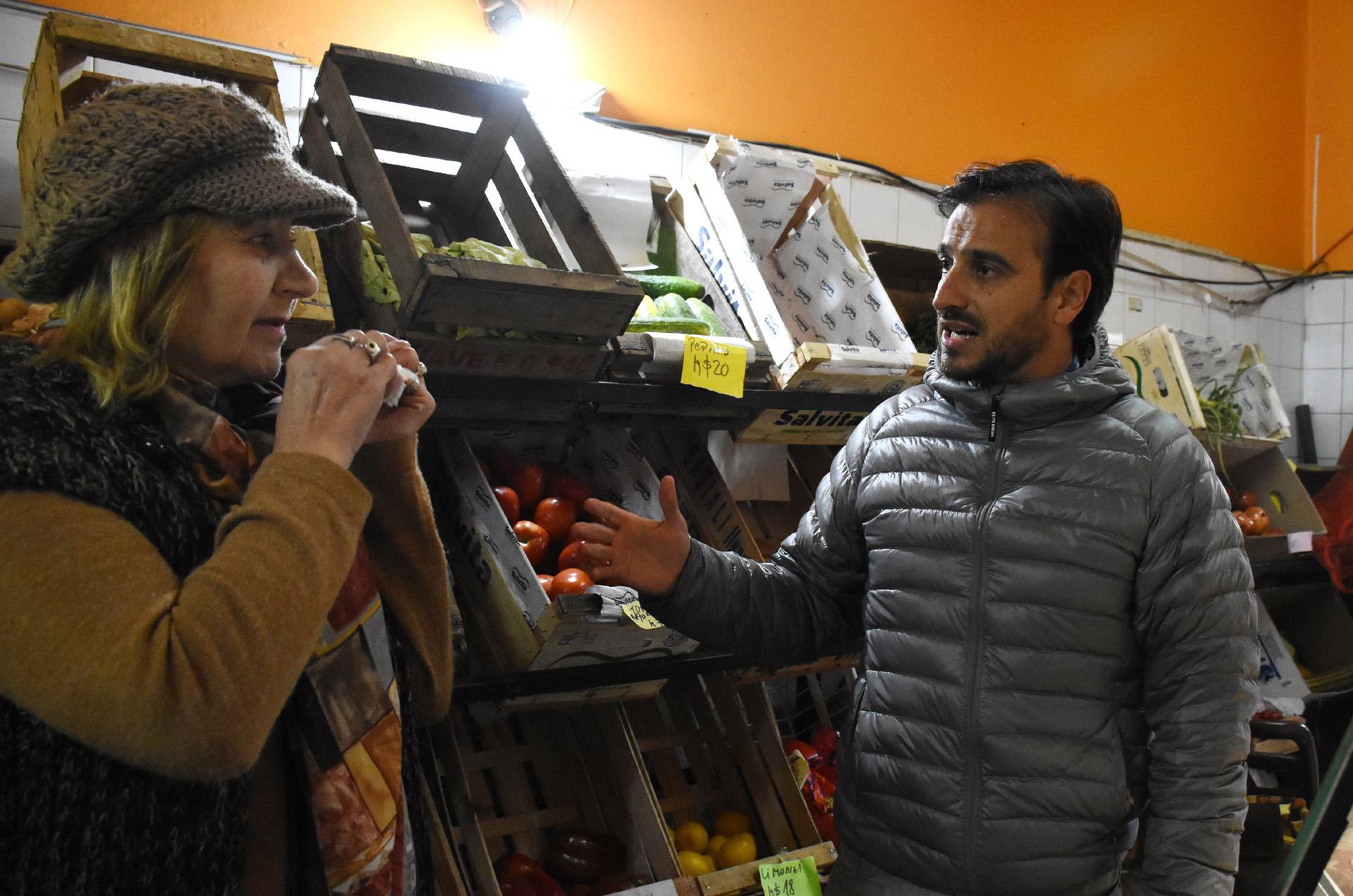 El diputado Diego Mestre junto a vecinos durante el timbreo que los funcionarios de Cambiemos realizan con vista a la próximas elecciones legislativas
