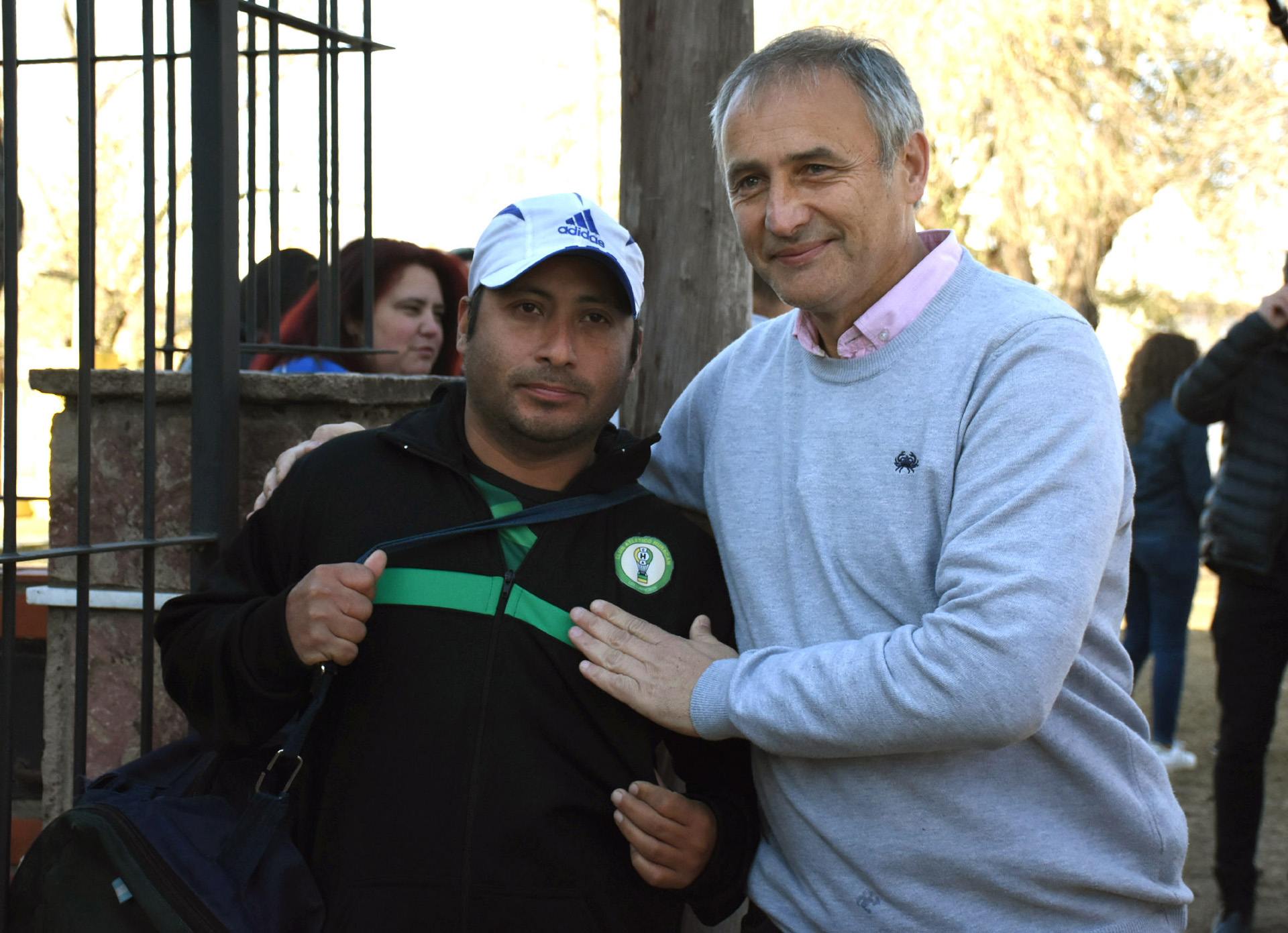 El diputado Hector Baldassi junto a vecinos durante el timbreo que los funcionarios de Cambiemos realizan con vista a la próximas elecciones legislativas
