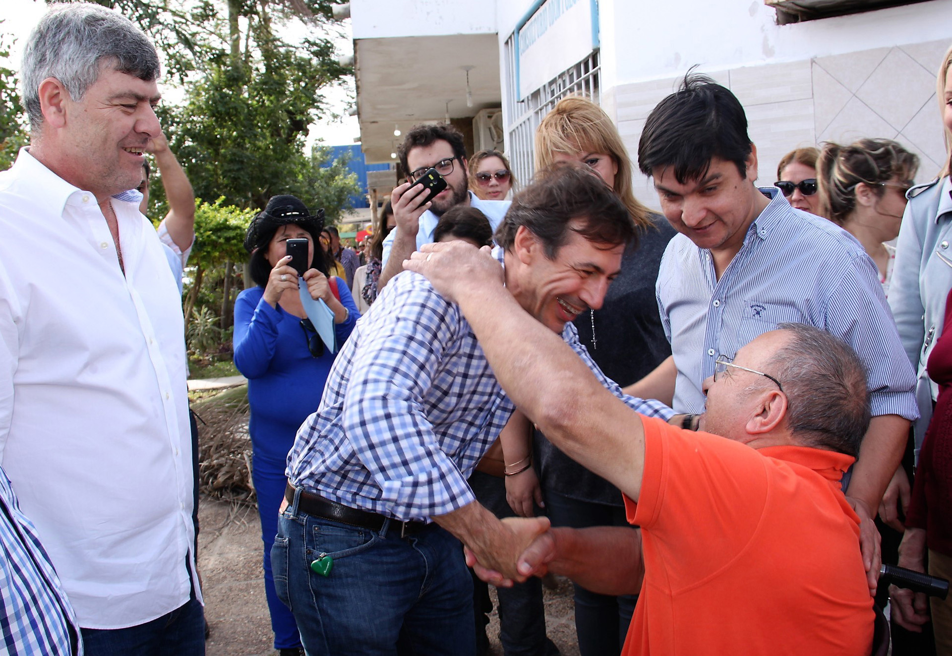 El precandidato a senador por Cambiemos, Luis Naidenoff, junto al ministro de Agroindustria Ricardo Buryaile recorrió el barrio Virgen del Pilar, en la ciudad de Formosa, en el marco del timbreo nacional que realizó el Frente